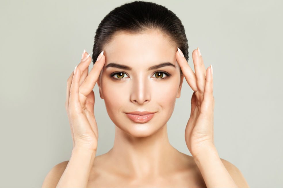 ¿Cómo combatir el envejecimiento prematuro del rostro con yoga facial?