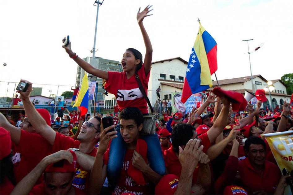 Multitudes arropan a Chávez y Capriles a nueve días de elección en Venezuela
