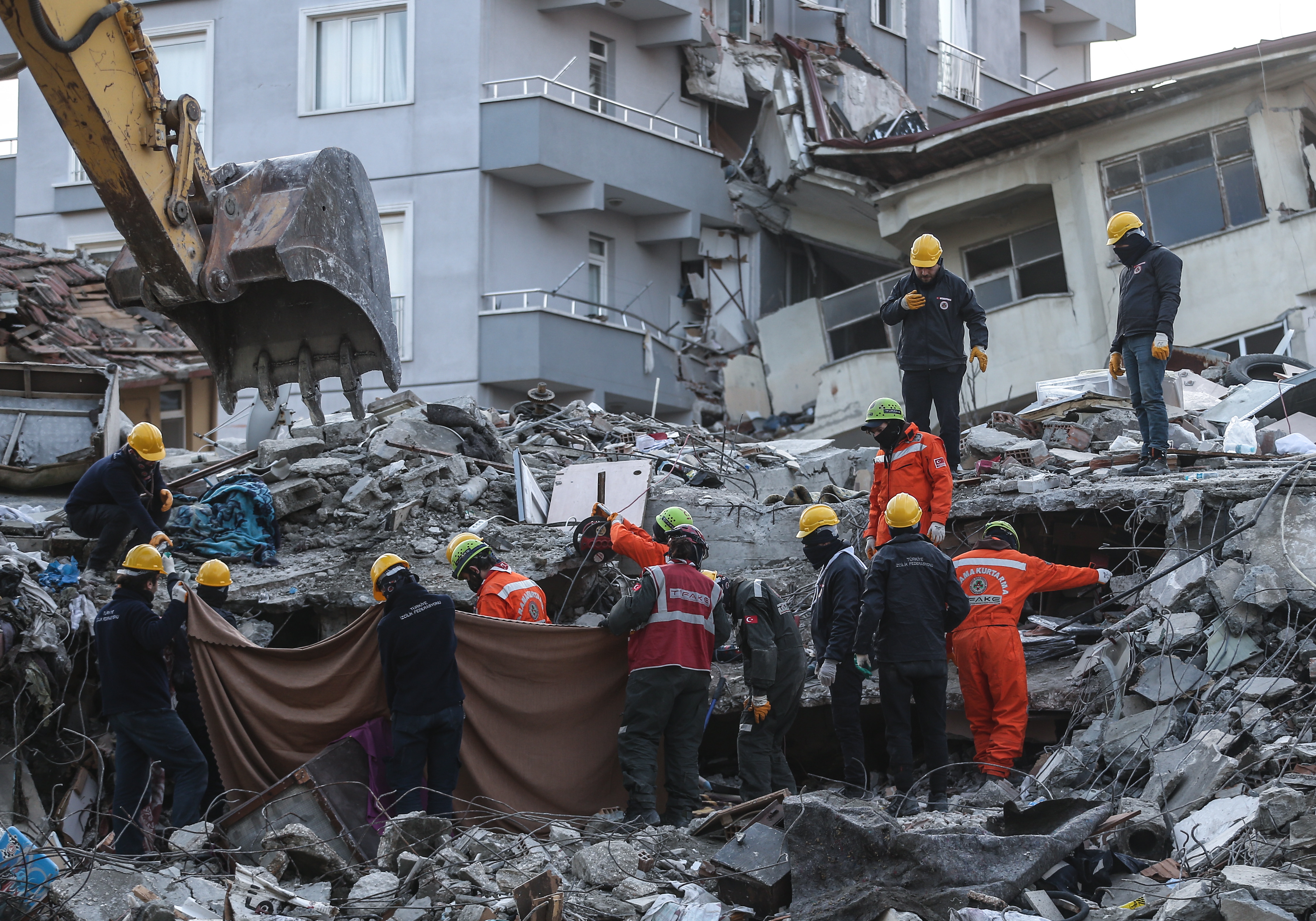Terremoto en Turquía: 2 niños son rescatados mientras las muertes llegan a 22.000