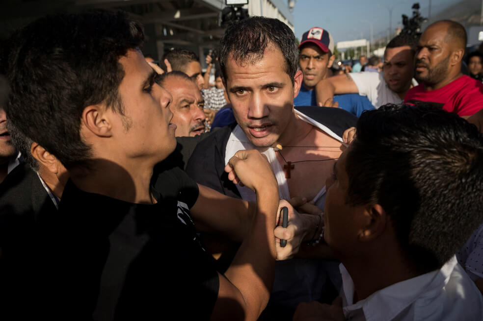 Guaidó es recibido con una paliza y abucheos de oficialistas al aterrizar en Caracas