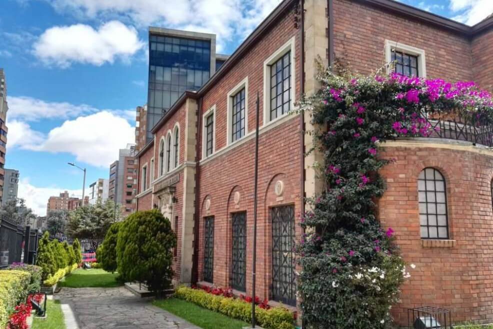 Fachada de la sede de la Academia Nacional de Medicina en Bogotá.  / Facebook - Academia Nacional de Medicina