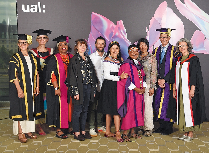 Aparte del colombiano Hernando Chindoy, la Universidad de las Artes de Londres exaltó a estos líderes globales: la famosa diseñadora de moda británica Beatrix Ong; Cyndi Rhoades; Florence Adepoju, empresaria y científica cosmética; Gavin Jantjes, reconocido artista y activista en favor de la libertad de expresión; Gus Casely-Hayford, experto en cultura en Inglaterra; Inua Ellams, poeta y dramaturgo; James Waterhouse, corresponsal de la BBC en Ucrania; Lesley-Ann Noel, investigadora de salud pública; Peter Hoar, director de cine y Tv; Saki Mafundikwa, diseñador gráfico de Simbabue, y Shantell Martin, artista por la identidad y la inclusión. / Cortesía de Dylan Browne