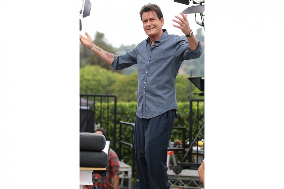 Charlie Sheen retoma su tratamiento convencional para el VIH