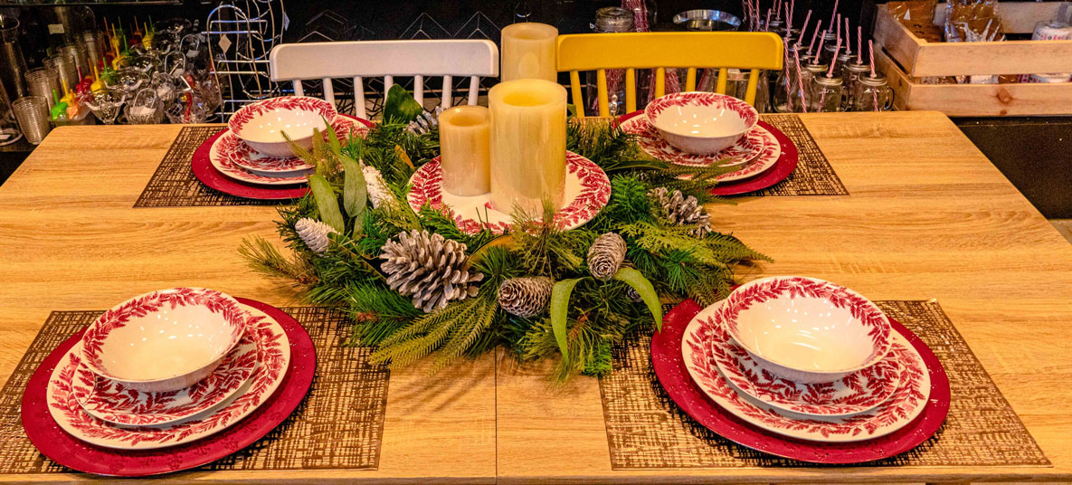Para los individuales lo mejor será colocaren cada puesto unodorado. También hay que estar pendiente de los detalles.Ubicar un centro de mesa redondo y en su interior una tortera con diseño navideño, la cual decoraremos con velas blancas de distintas alturas.