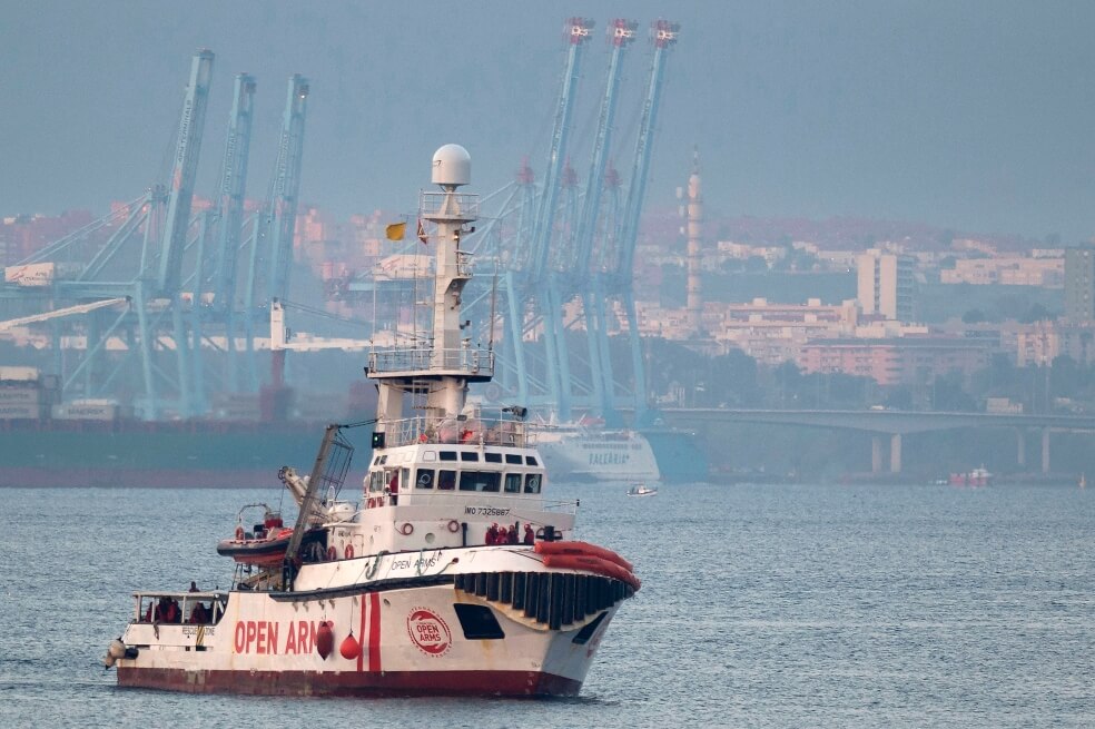 Más de 400 migrantes esperan en barcos humanitarios a que algún país de Europa los reciba