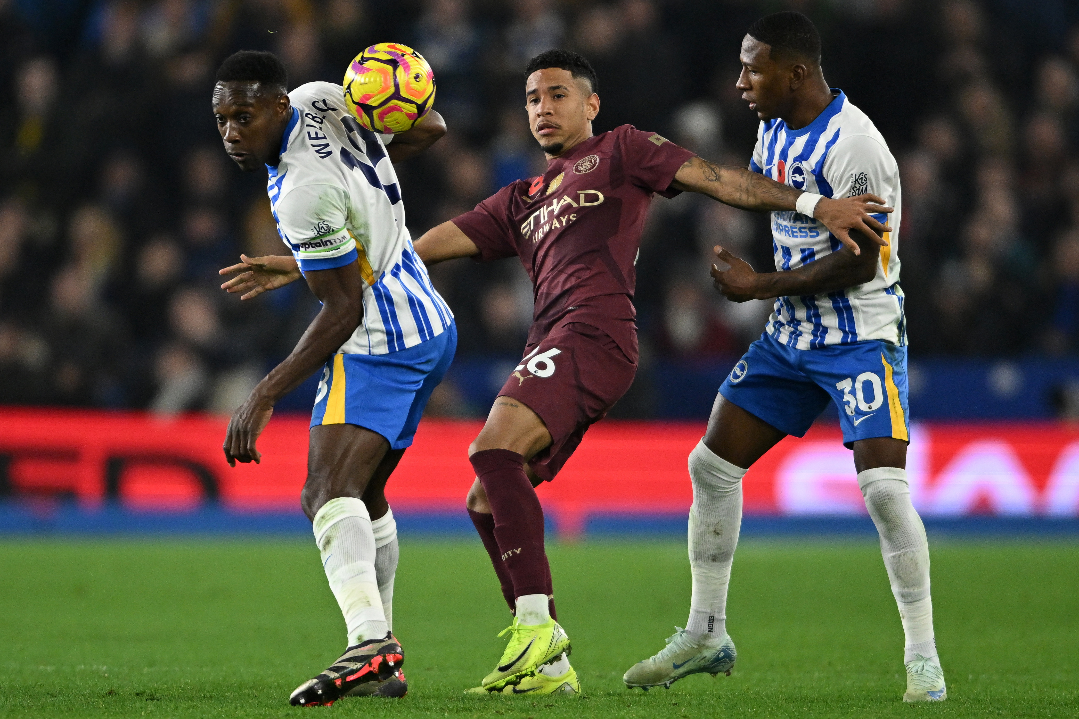 Brighton (United Kingdom), 09/11/2024.- Brighton and Hove Albion's Danny Welbeck (L) and Pervis Estupinan (R) battle for the ball with Manchester City's Savinho (C) during the English Premier League soccer match between Brighton & Hove Albion and Manchester City, in Brighton, Britain, 09 November 2024. (Reino Unido) EFE/EPA/DANIEL HAMBURY EDITORIAL USE ONLY. No use with unauthorized audio, video, data, fixture lists, club/league logos, 'live' services or NFTs. Online in-match use limited to 120 images, no video emulation. No use in betting, games or single club/league/player publications.