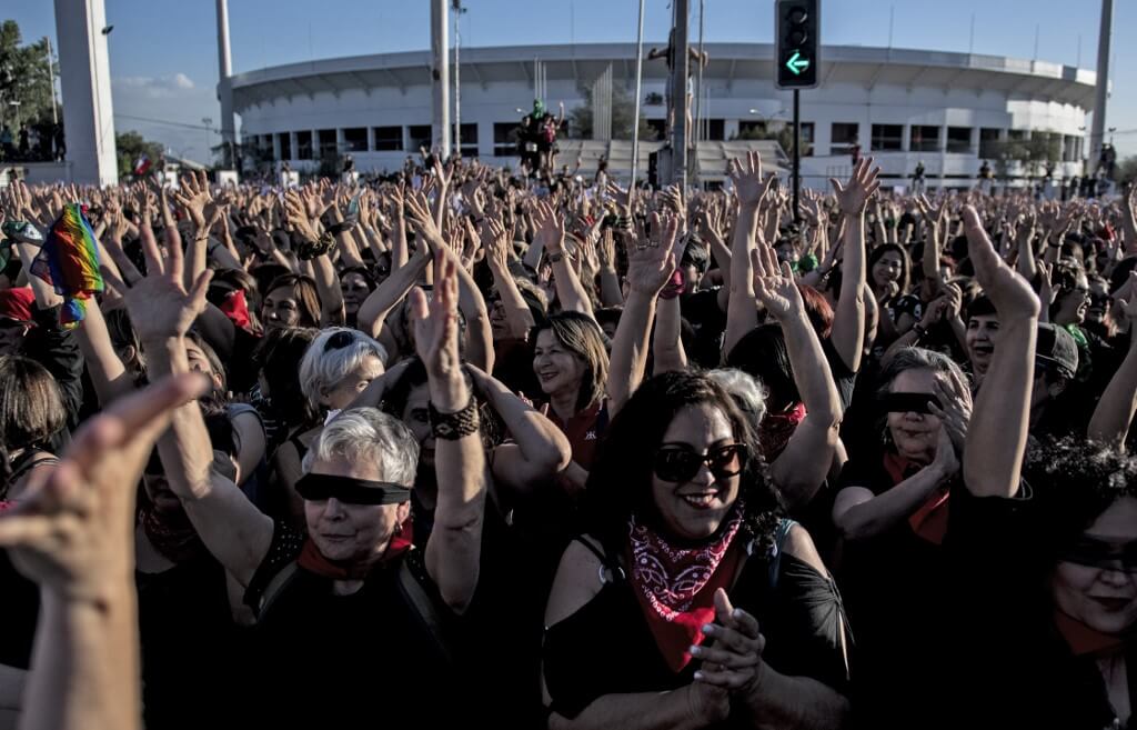 En fotos: Miles de mujeres mayores de 40 años interpretan «un violador en tu camino» en multitudinaria protesta en Chile