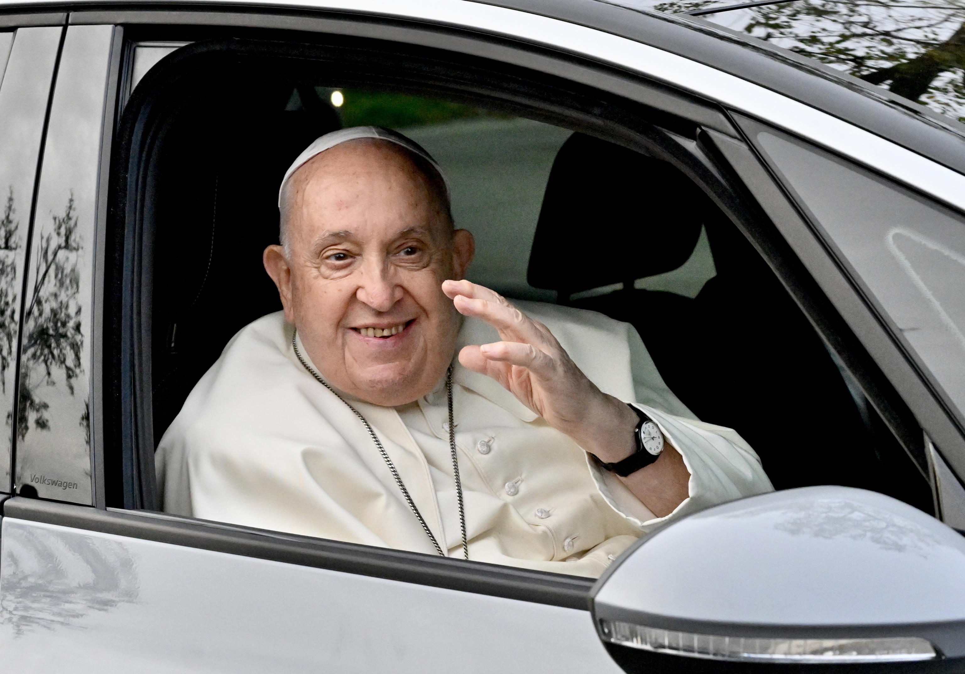 Rome (Italy), 15/11/2023.- Pope Francis arrives by car at the parish of Santa Maria Madre dell'Ospitaalita in Rome, Italy, 16 November 2023, to meet a group of parish priests from East Rome. (Papa, Italia, Roma) EFE/EPA/ALESSANDRO DI MEO