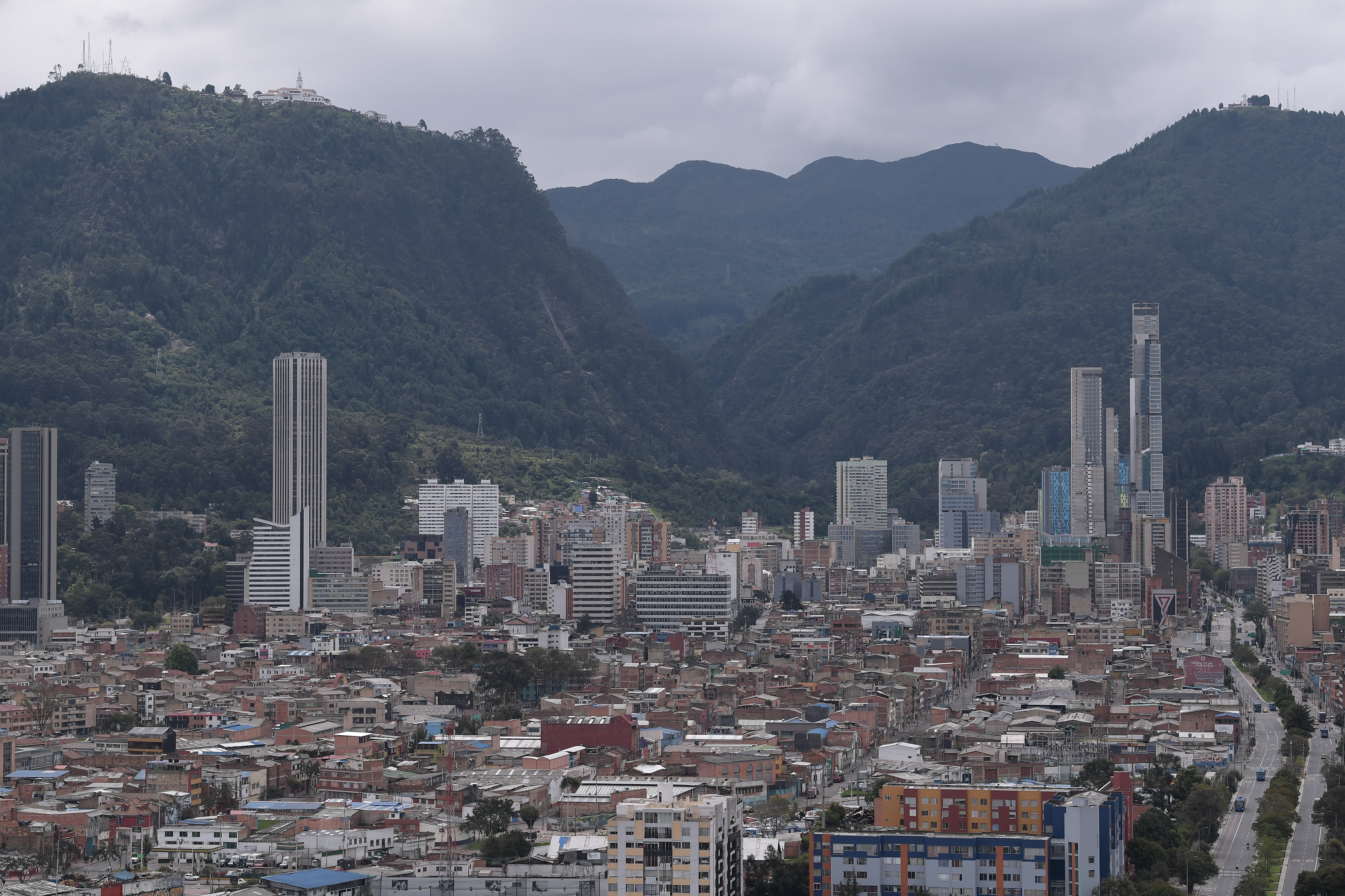 Sobrevuelo por la ciudad de Bogotá durante la cuarentena obligatoria generada por el Covid-19.