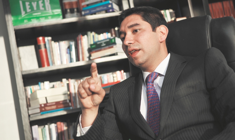 Gustavo Moreno agita su ventilador