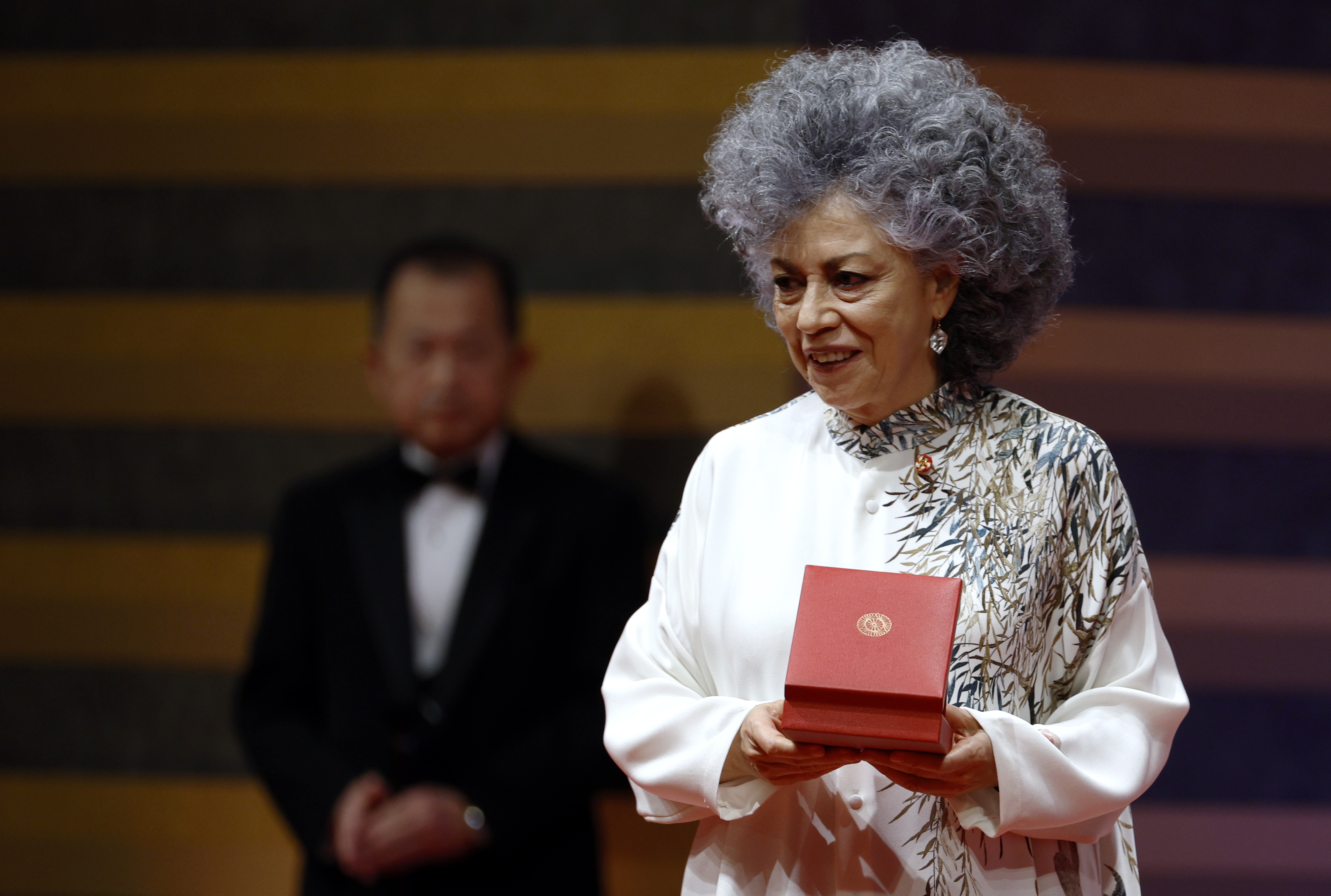 Tokyo (Japan), 19/11/2024.- Colombian sculptor and installation artist Doris Salcedo smiles after receiving a medal during the awards ceremony of the 35th Praemium Imperiale in Tokyo, Japan, 19 November 2024. The Praemium Imperiale is a global arts prize awarded annually by the Japan Art Association. Five laureates are nominated in the fields of Painting, Sculpture, Architecture, Music and Theatre/Film. For its 35th edition, the Praemium Imperiale awards have been given to French painter and conceptual artist Sophie Calle, Colombian sculptor and installation artist Doris Salcedo, Japanese architect Shigeru Ban, Portuguese musician Maria Joao Pires and Taiwanese film director Ang Lee. (Japón, Tokio) EFE/EPA/FRANCK ROBICHON
