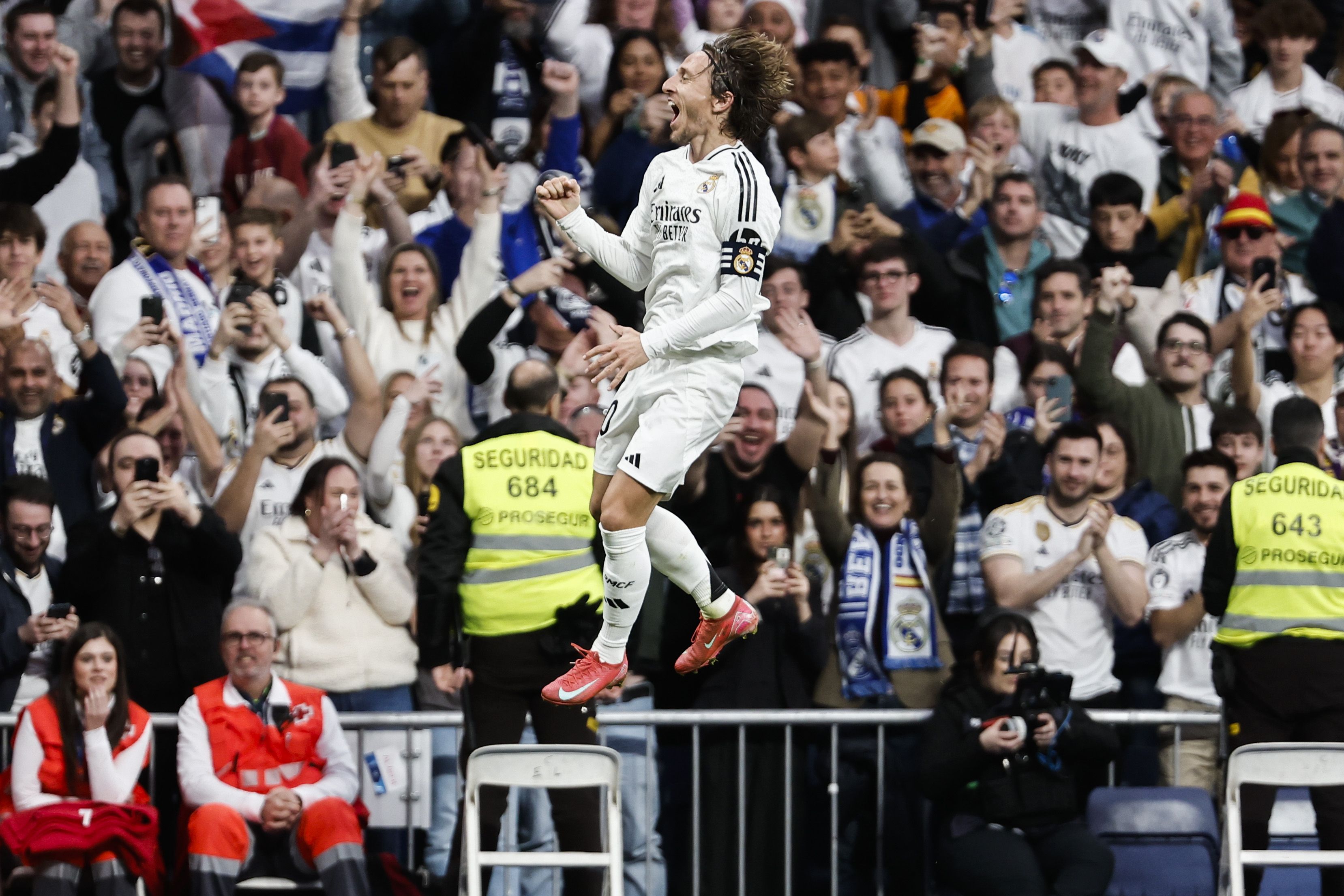 MADRID, 23/02/2025.- El centrocampista croata del Real Madrid Luka Modric celebra el primer gol de su equipo durante el partido de LaLiga entre el Real Madrid y el Girona, este domingo en el estadio Santiago Bernabéu. EFE/ Sergio Pérez