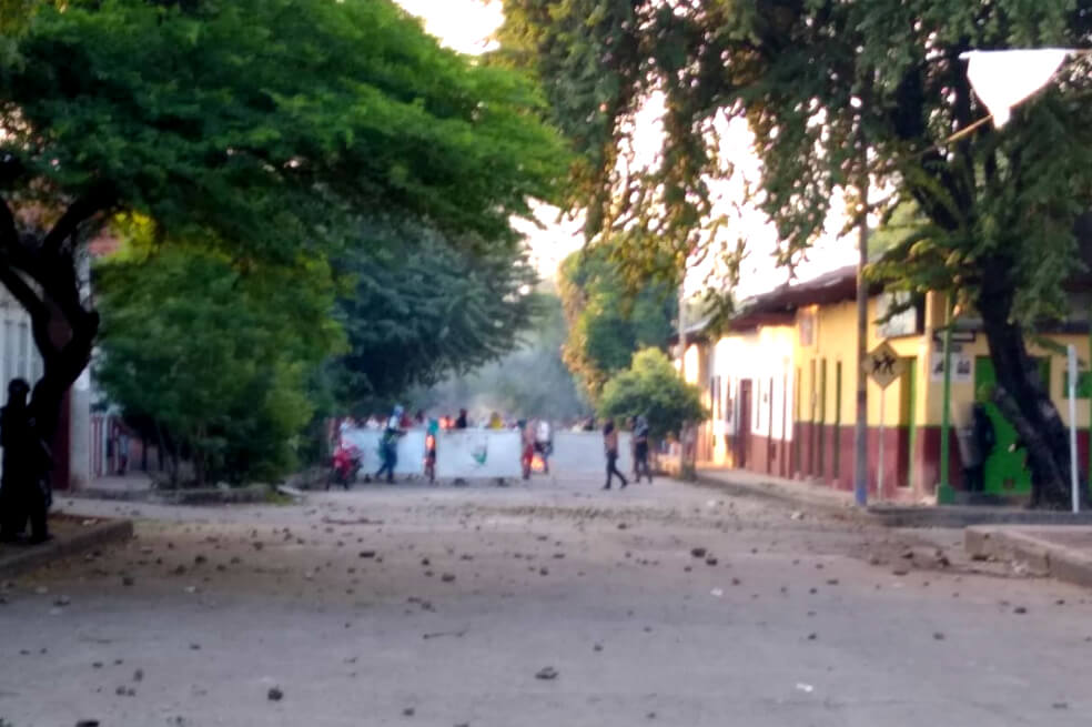 Disturbios entre comerciantes y Esmad por desalojo en la plaza de Natagaima, Tolima