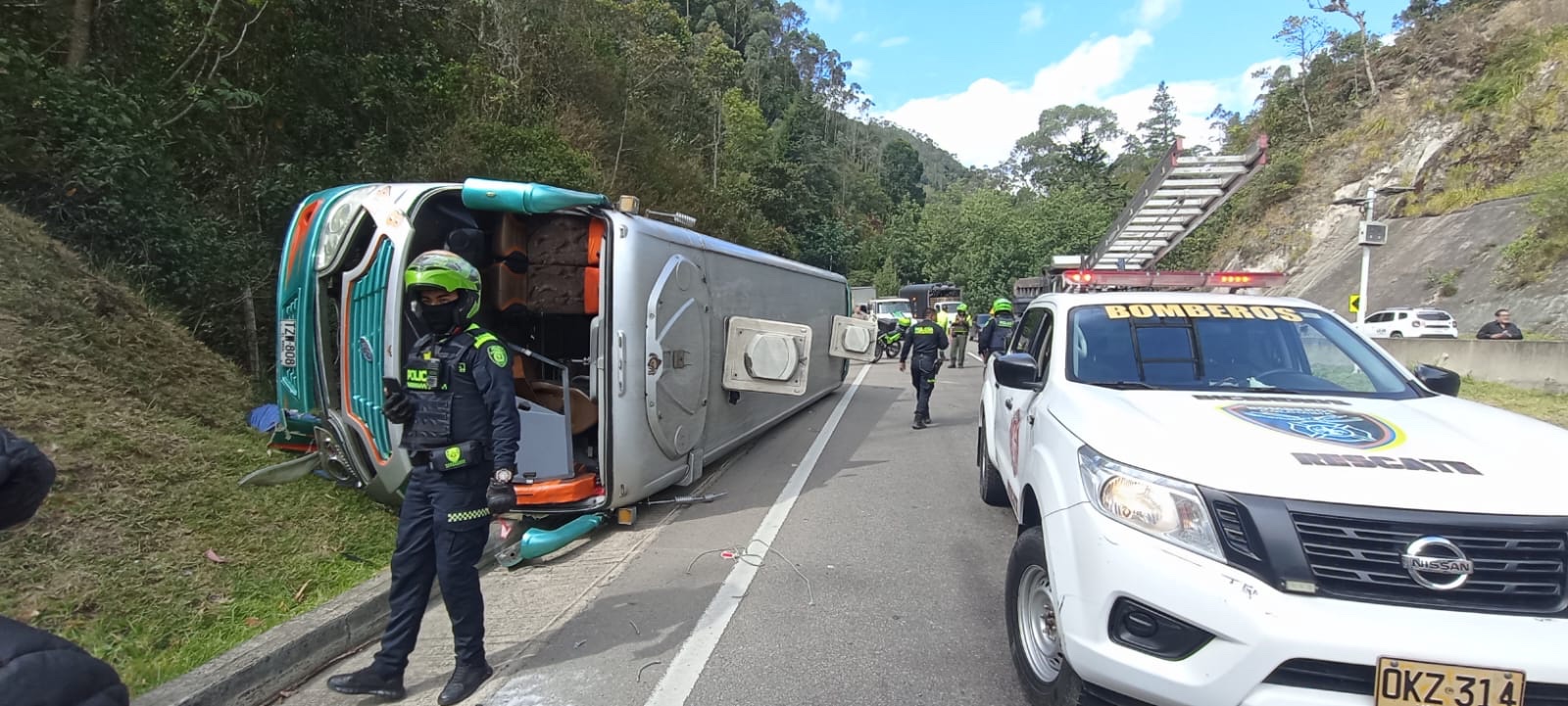 Bus intermunicipal se volcó en la vía Bogotá-Villeta, se reporta una persona fallecida