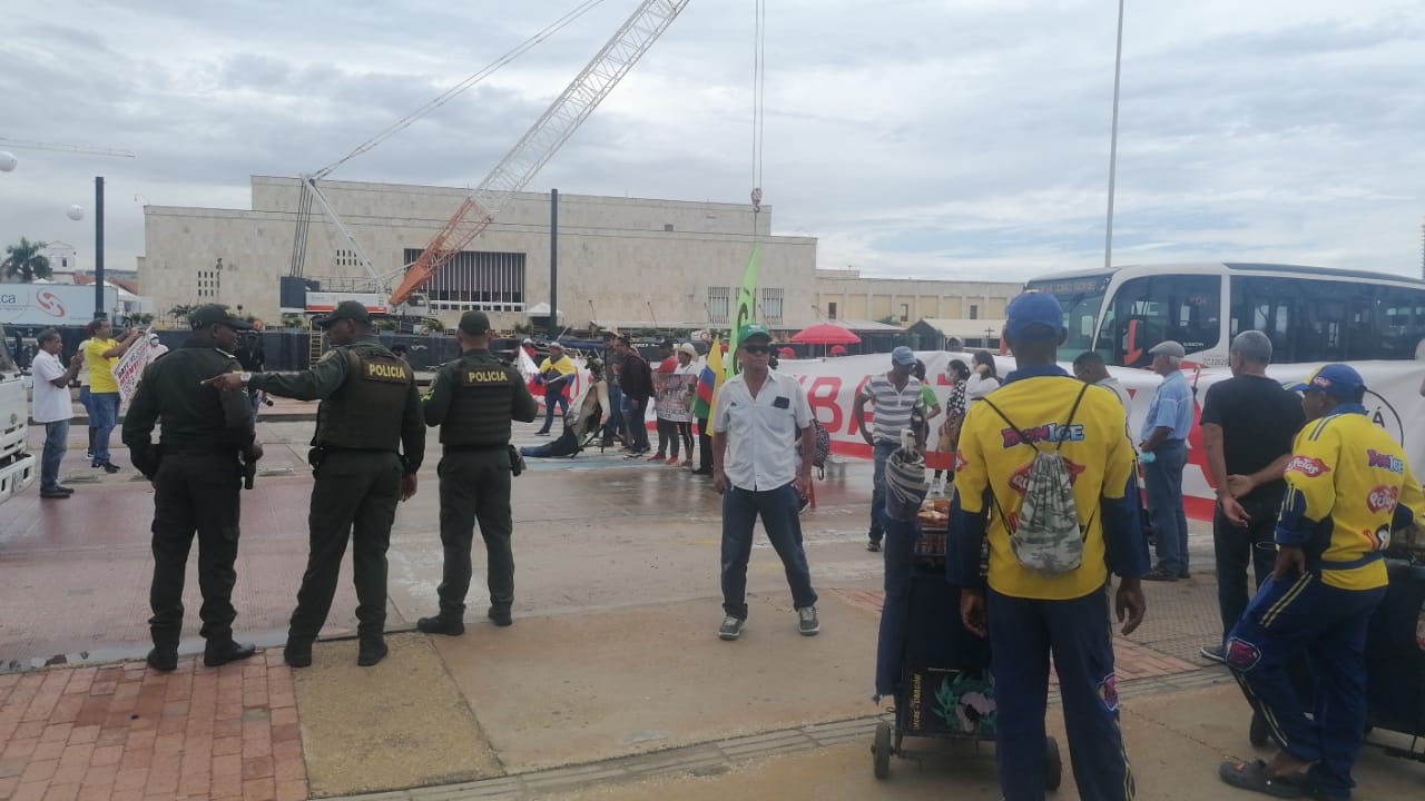 Protestas en Cartagena: prendieron fuego a muñeco con la cara del alcalde Dau