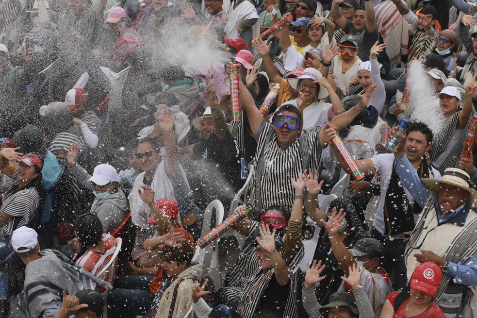 Cierre carnaval de blancos y negros