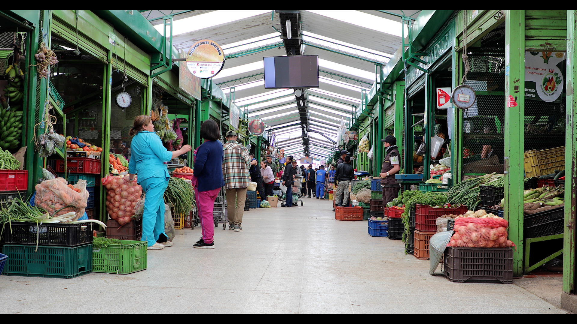 Así es trabajar en la Plaza de Mercado de Paloquemao de Bogotá