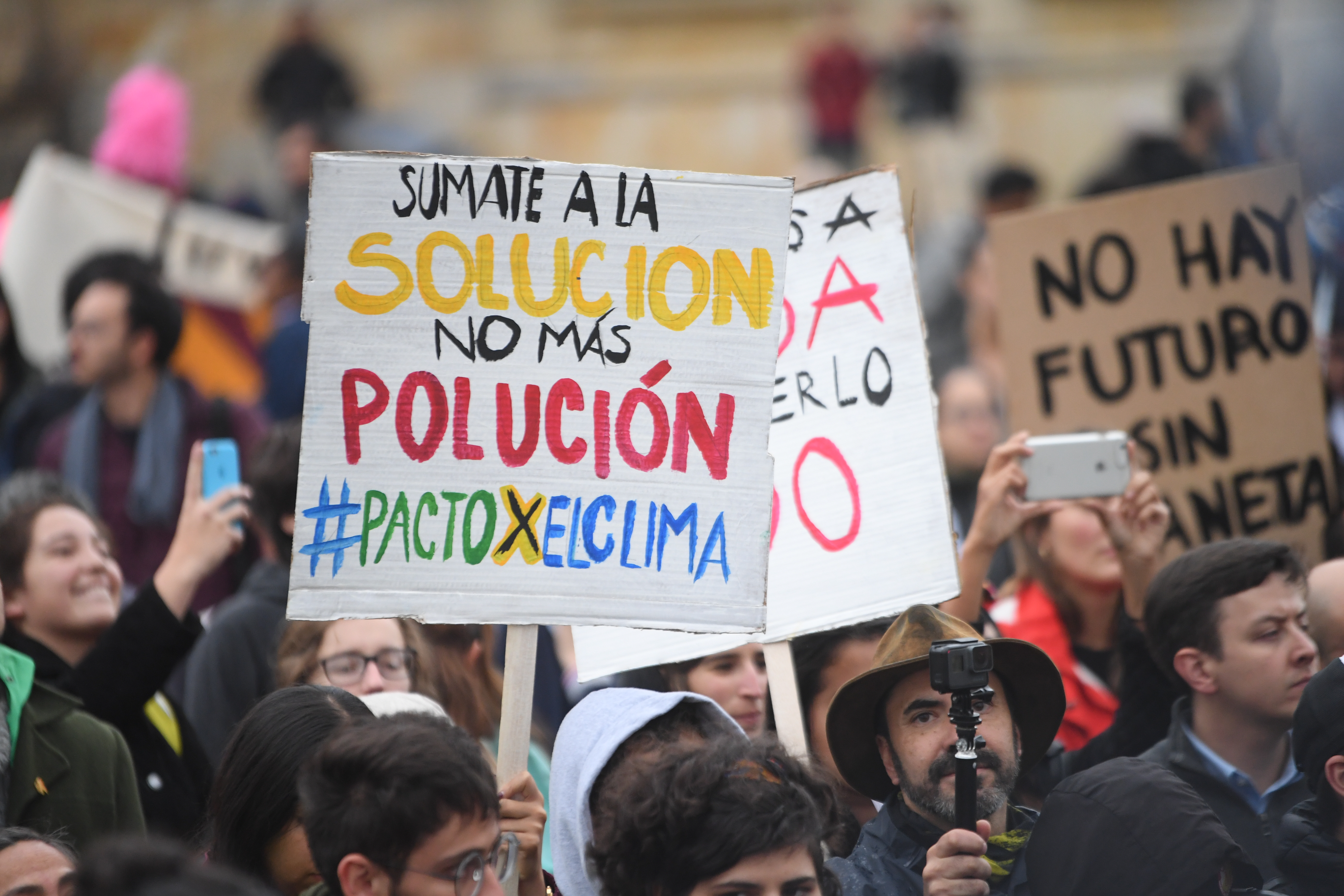 Movilización nacional a la cual asistieron estudiantes, profesores, pueblos indígenas, ambientalistas, movimientos de la sociedad civil, Ongs y organizaciones de derechos humanos, sumándose a la iniciativa #FridaysForFuture que impulsó la activista sueca de 16 años, Gretha Thungberg; iniciativa que busca priorizar los asuntos climáticos en la agenda política del país.
