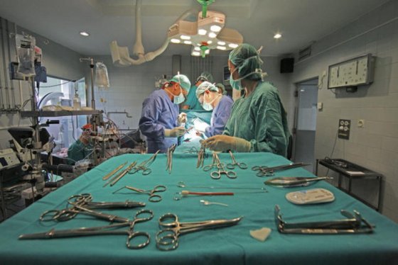 Salvan vida de hombre con herida en vena yugular