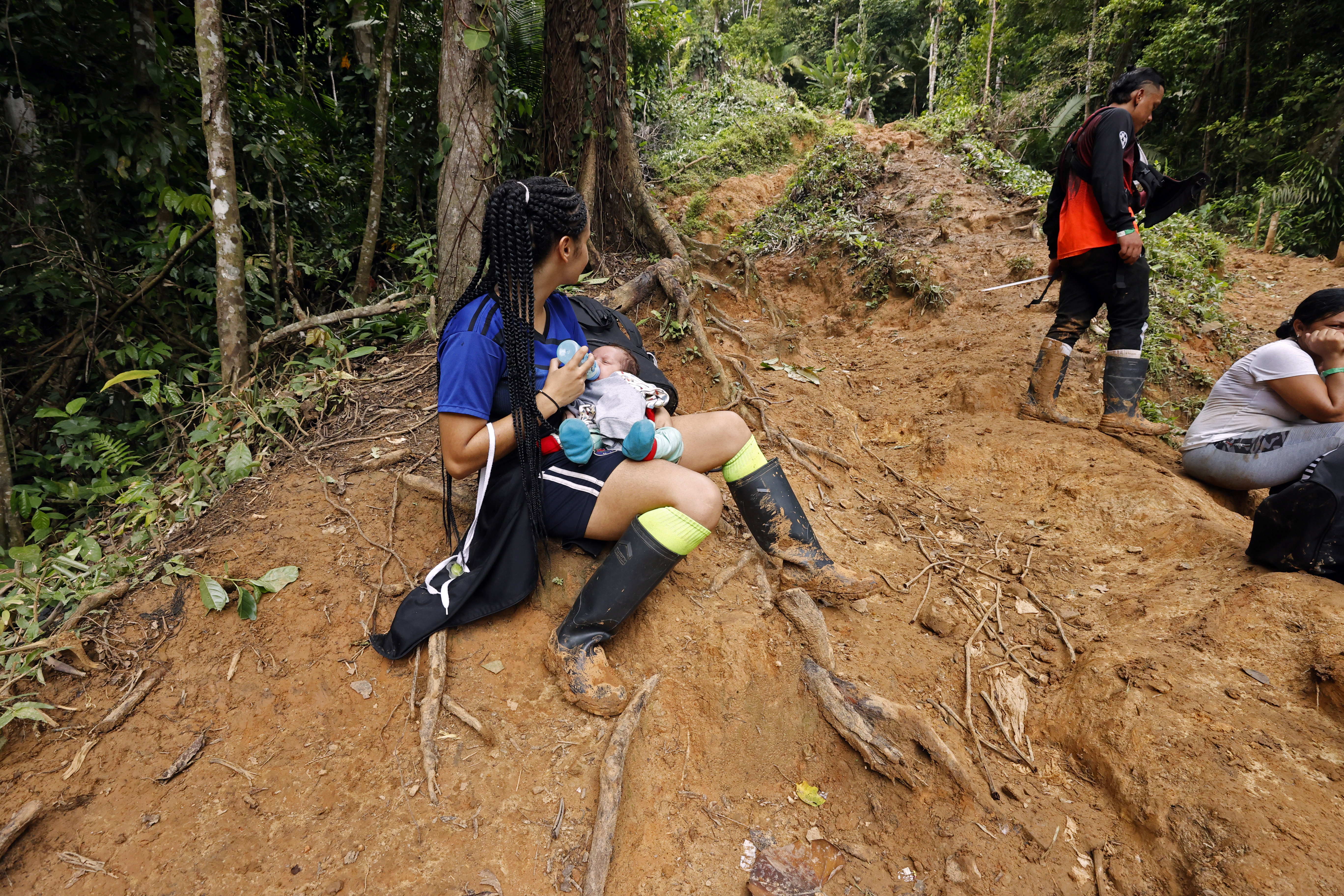 ACOMPAÑA CRÓNICA: CRISIS MIGRATORIA***AME3342. TAPÓN DEL DARIÉN (COLOMBIA), 10/10/2022.- Migrantes venezolanos suben una montaña con la intención de llegar a Panamá, el 8 de octubre de 2022 en el Tapón del Darién (Colombia). Cuando José Juan le dijo a Steven que quería ir a EE.UU. por el Darién, su hijo de 7 años le dijo que eso era peligroso, que era mejor hacerlo en avión, pero aún así ahora lidera enérgico el grupo de migrantes que comienza su travesía por esta inhóspita selva que separa a Colombia de Panamá. Como ellos, más de 150.000 personas -el 60 % de ellos venezolanos- han decidido cruzar en lo que va de año por uno de los pasos migratorios más peligrosos del mundo, una travesía que puede durar la semana por una selva montañosa donde no hay ley. EFE/Mauricio Dueñas Castañeda