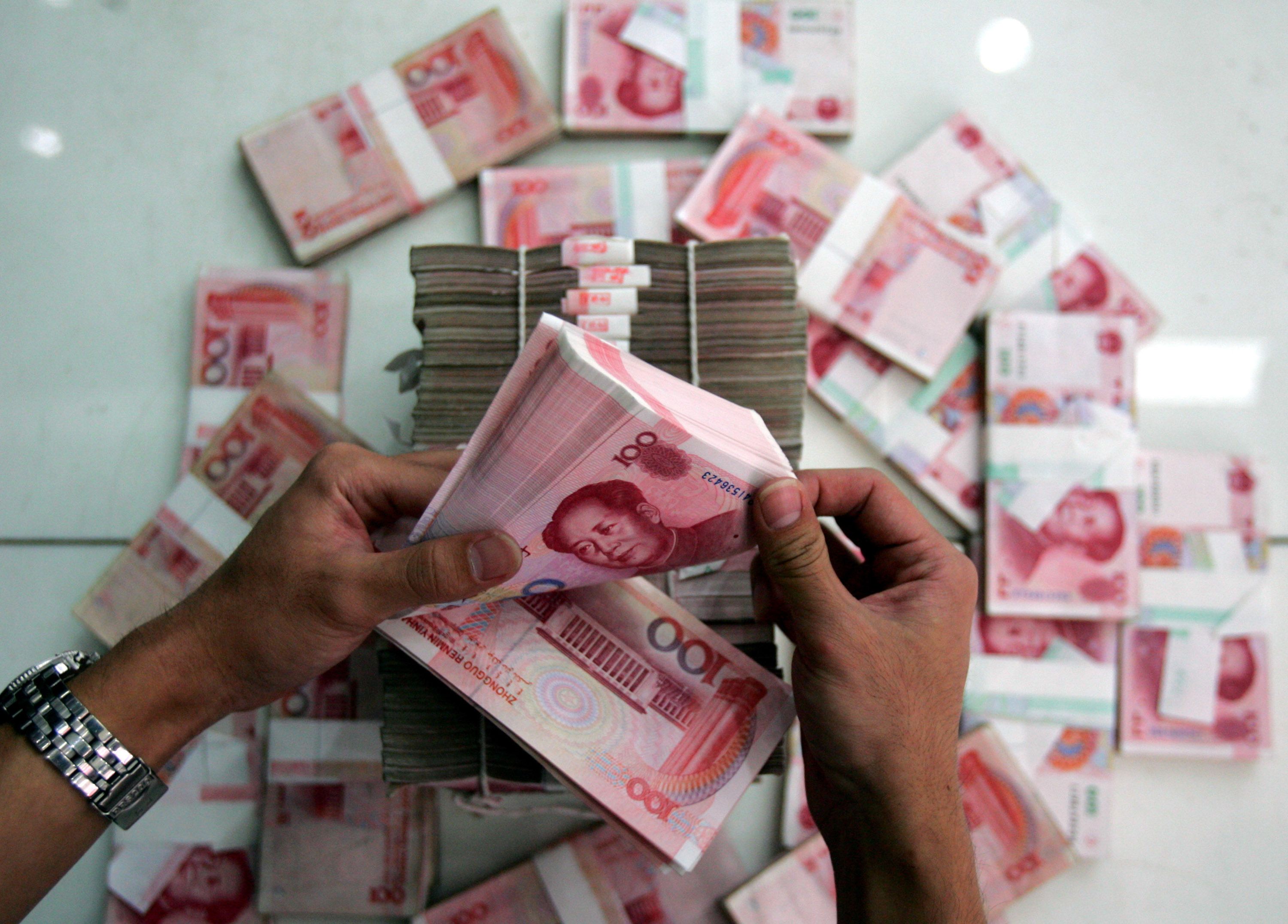 (Análisis) El dólar pierde terreno, pero aún gana la carrera