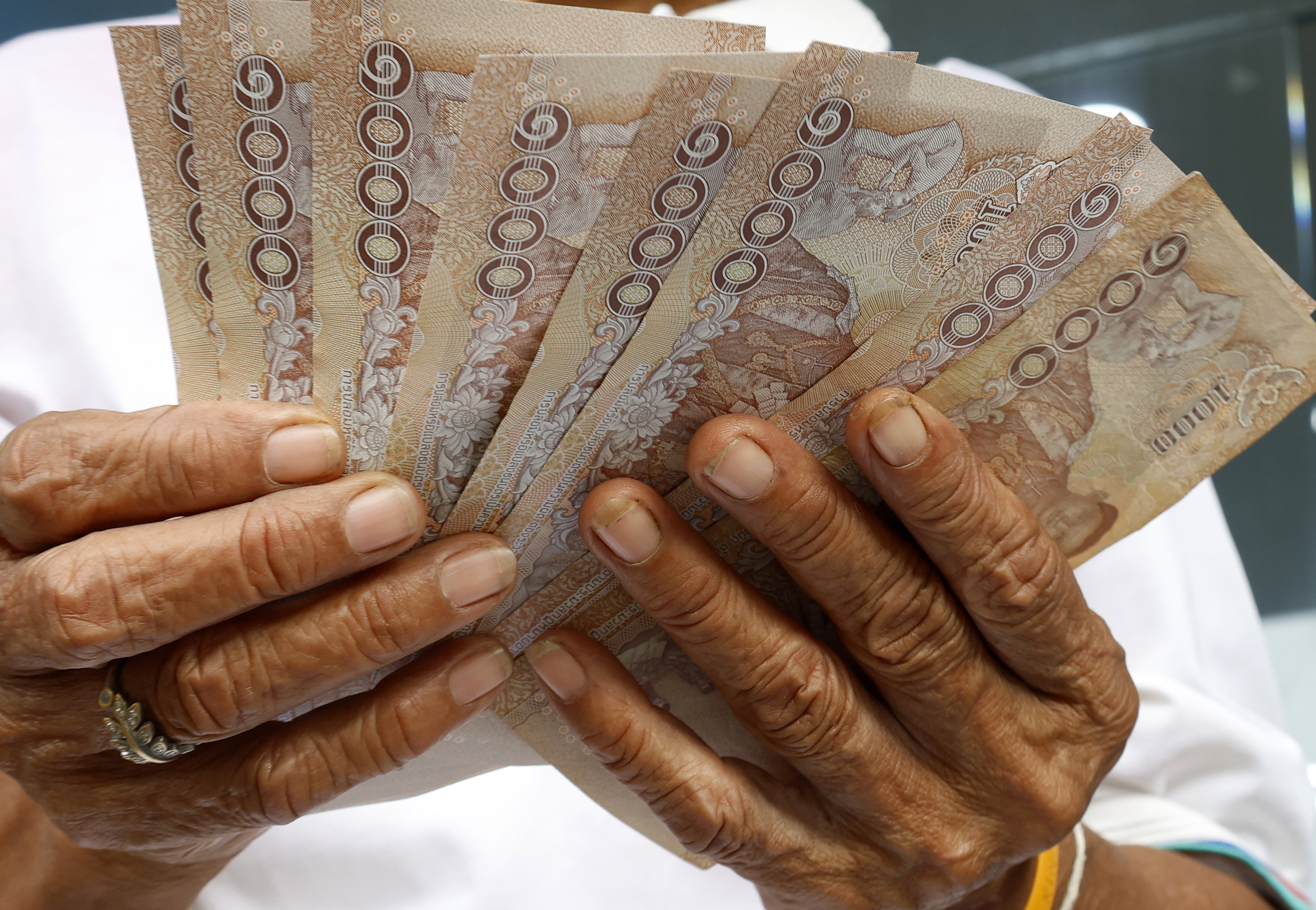 Pisar billetes o monedas podría costarle una pena de cárcel en este país