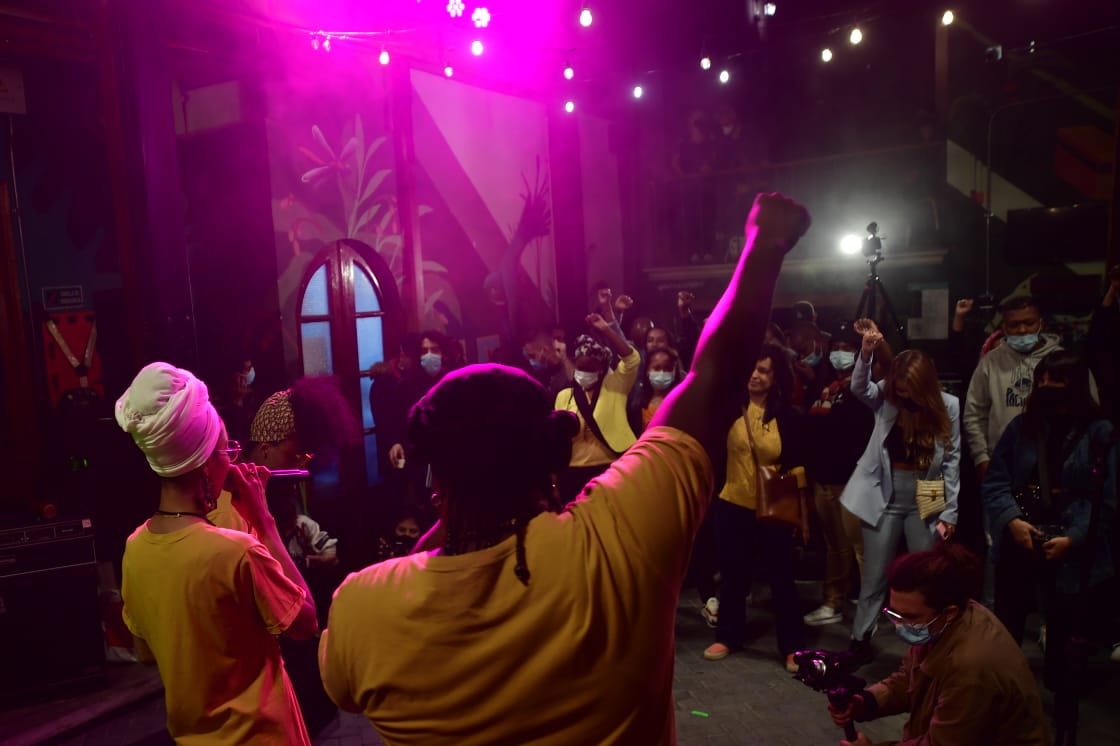 “Música, raíz y futuro” se pensó como un laboratorio para la producción y circulación de las músicas del Pacífico en Bogotá, como un espacio de encuentro, de intercambio de conocimientos y de networking en torno a la creación musical gestada en el Pacífico colombiano.