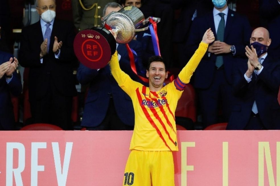 Y había que cerrar esta galería, a pesar de romper el orden cronológico solo hasta el final, con el último título de 'Leo' con el Barcelona. Messi, capitán en sus últimos años, levantó la Copa del Rey que los catalanes le ganaron al Athletic Club de Bilbao.