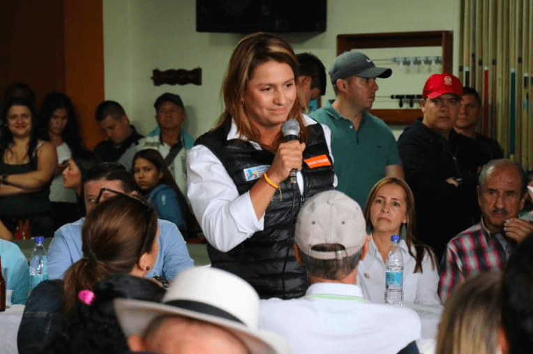 Paola Holguín declina su aspiración presidencial para apoyar a Óscar Iván Zuluaga