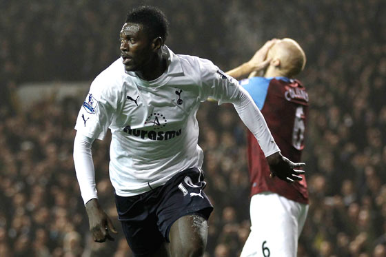 Adebayor arregló su vinculación con Tottenham por tres temporadas