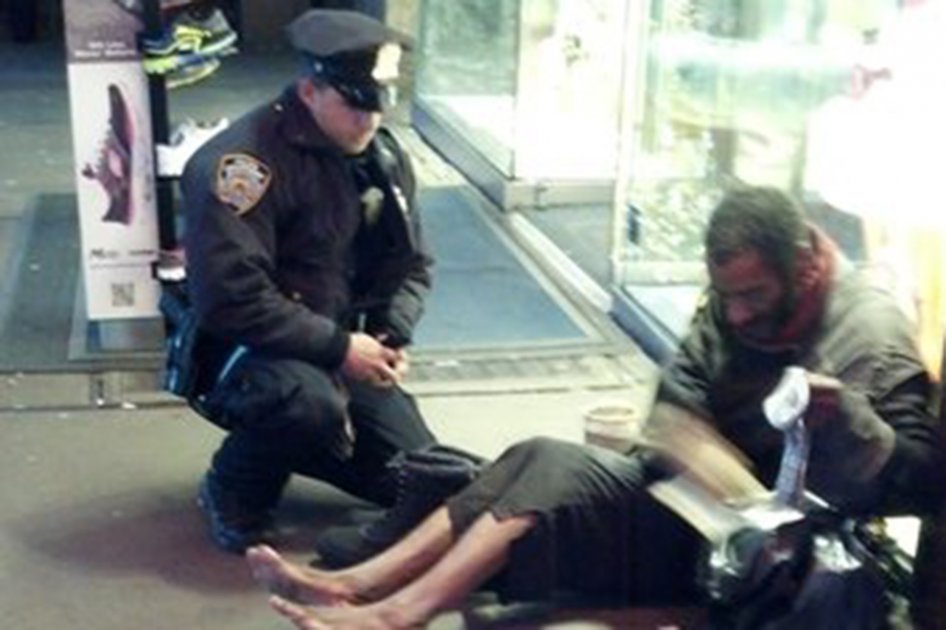 Policía compró zapatos de US$100 para calzar un mendigo