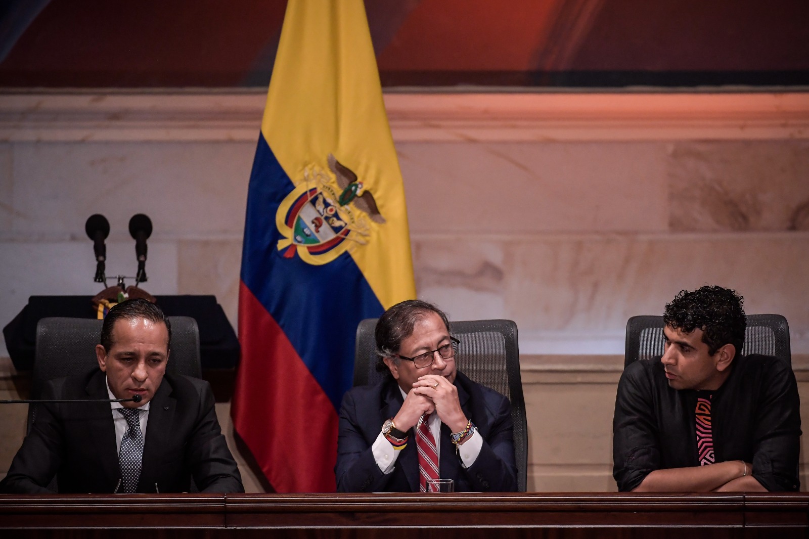 El anterior presidente del Senado, Alexander López Maya (i); el presidente de Colombia, Gustavo Petro; y el expresidente de la Cámara, David Racero (d).