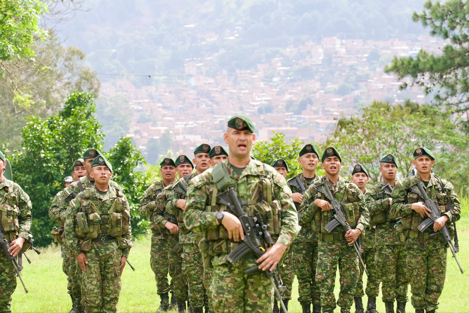 Llegan a Medellín 350 soldados y 130 policías para reforzar seguridad en la ciudad