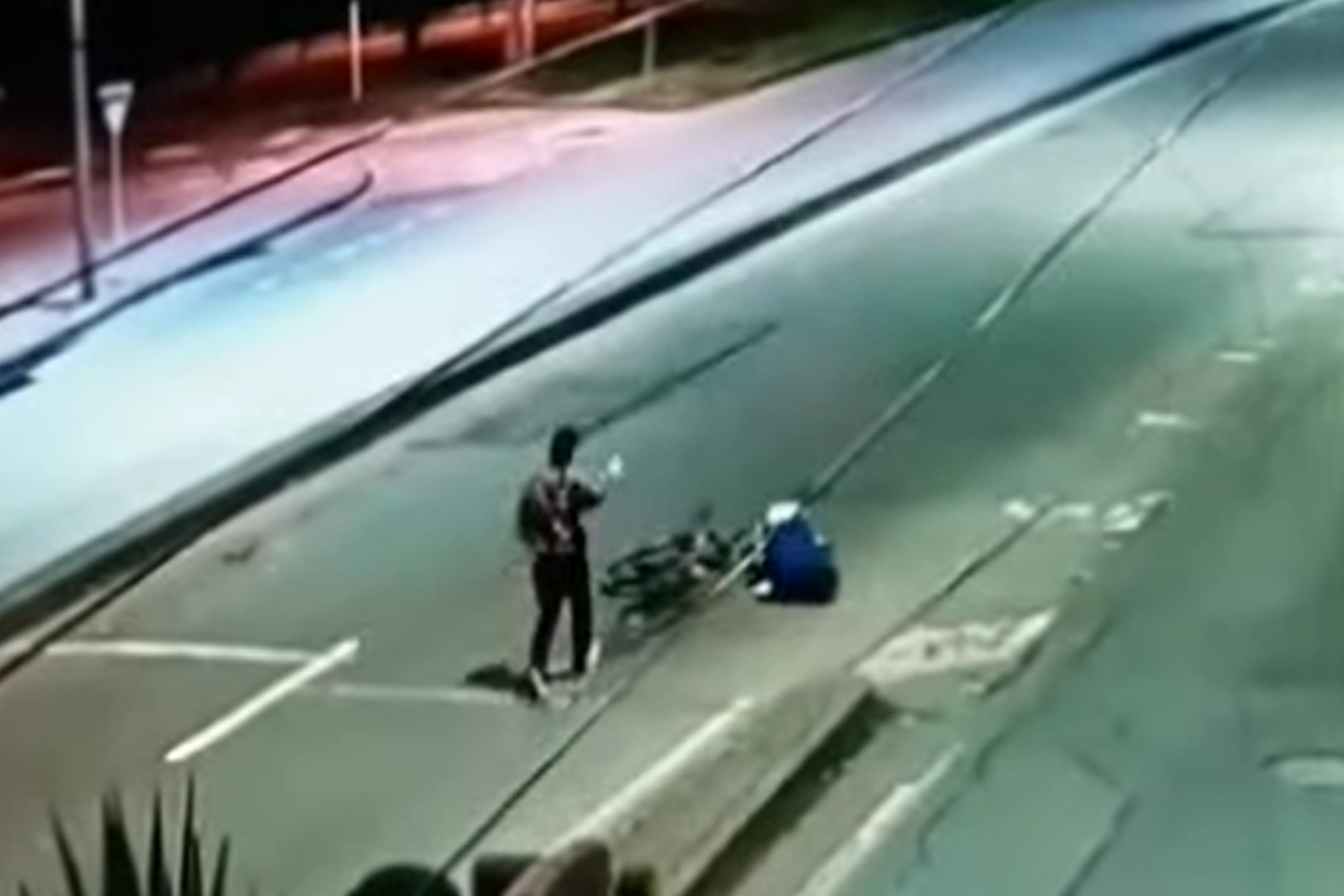 Video: ladrones empujaron y golpearon a ciclista que transitaba de noche en Bogotá