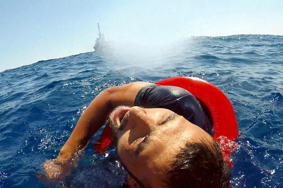 Un migrante rezaba a bordo del Open Arms, barco rescatista que fue autorizado a atracar en la costa de Lampedusa por orden de la justicia italiana. / EfeTras el desembarco, que estuvo acompañado de aplausos y abrazos entre migrantes y tripulantes, comenzaron las gestiones para ser repartidos entre los seis países que acordaron recibirlos. Aunque parecía que el rescate del Open Arms había tenido un final feliz, las autoridades italianas inmovilizaron el barco alegando “anomalías graves relacionadas con la seguridad de la navegación”, y tendrá que permanecer en Porto Empedocle.