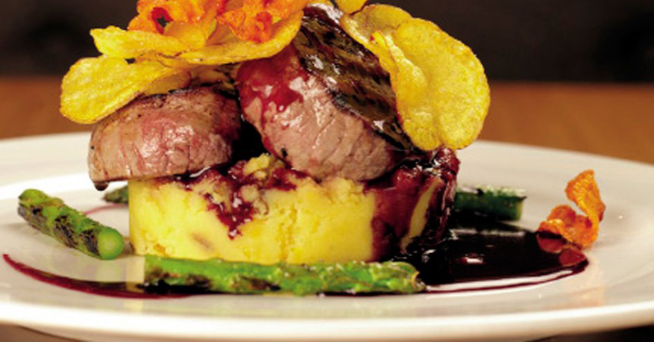 Lomo de res en salsa oporto y espárragos al romero