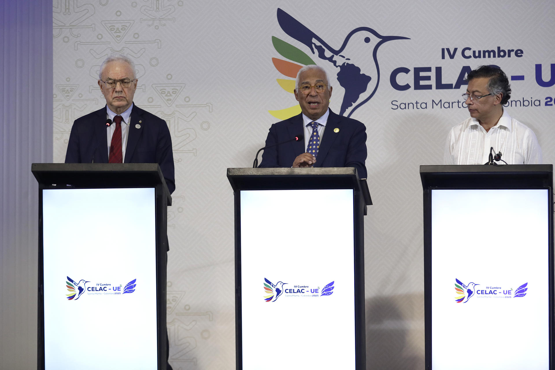 AME7552. SANTA MARTA (COLOMBIA), 09/11/2025.- El presidente del Consejo Europeo, António Costa (2-c),ofrece declaraciones junto al presidente de Colombia, Gustavo Petro (d), y el canciller de Uruguay, Mario Lubetkin, al final de la IV Cumbre CELAC-UE este domingo, en Santa Marta (Colombia). La Unión Europea (UE) y la Comunidad de Estados Latinoamericanos y Caribeños (CELAC) expresaron en la 'Declaración de Santa Marta' su "profunda preocupación por la guerra contra Ucrania" y apoyaron los esfuerzos hacia un alto de fuego "sostenible". EFE/ Carlos Ortega