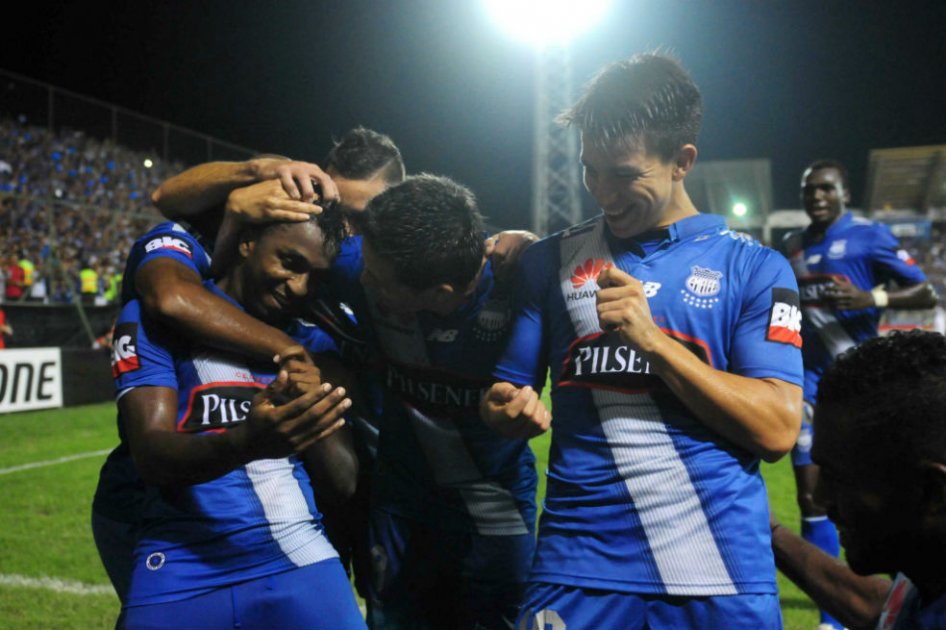Jugadores del Emelec celebran el único gol ante Tigres en el partido de ida de los cuartos de final. Foto: EFE