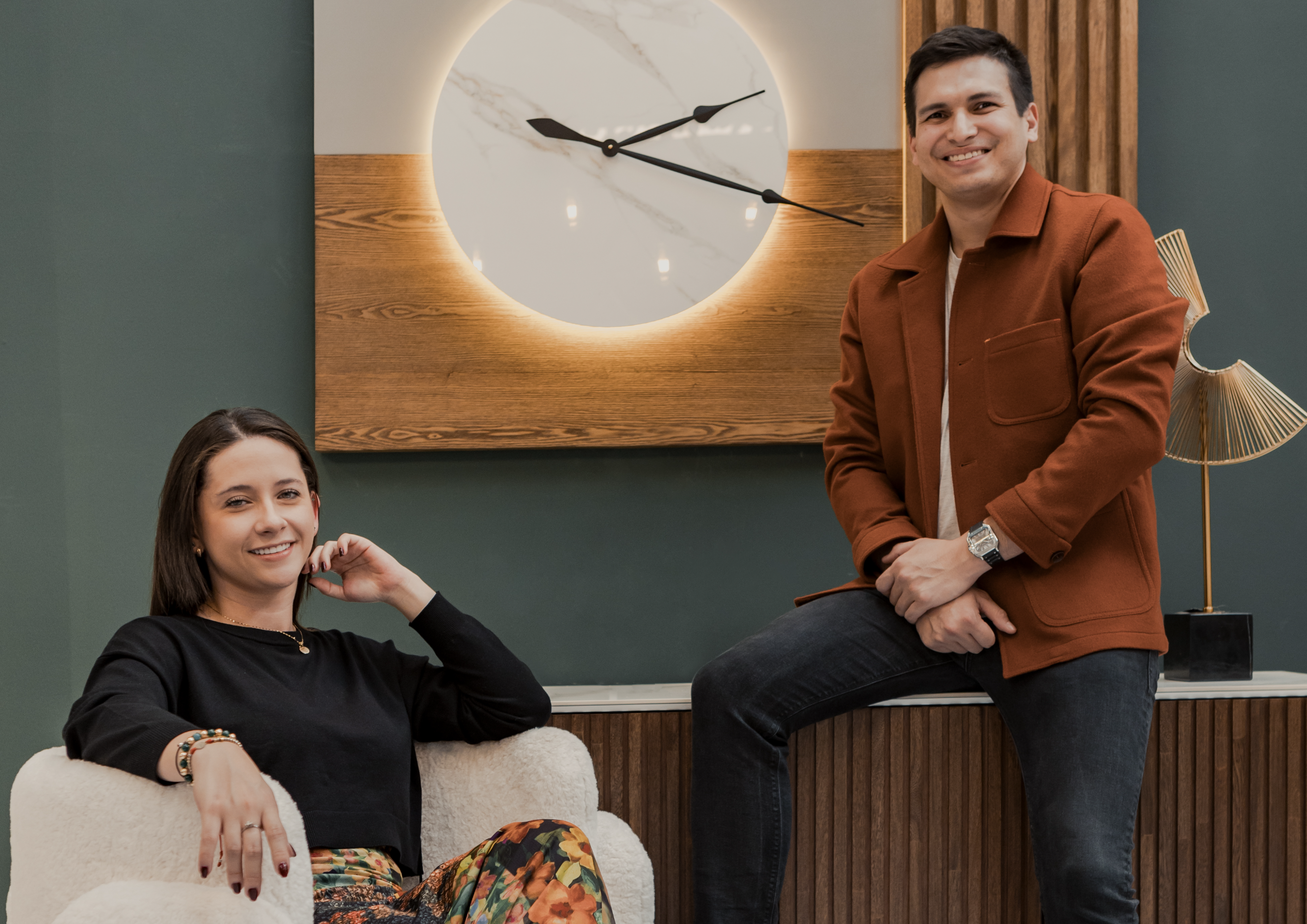 Ellos transforman la madera en muebles de lujo para decorar espacios