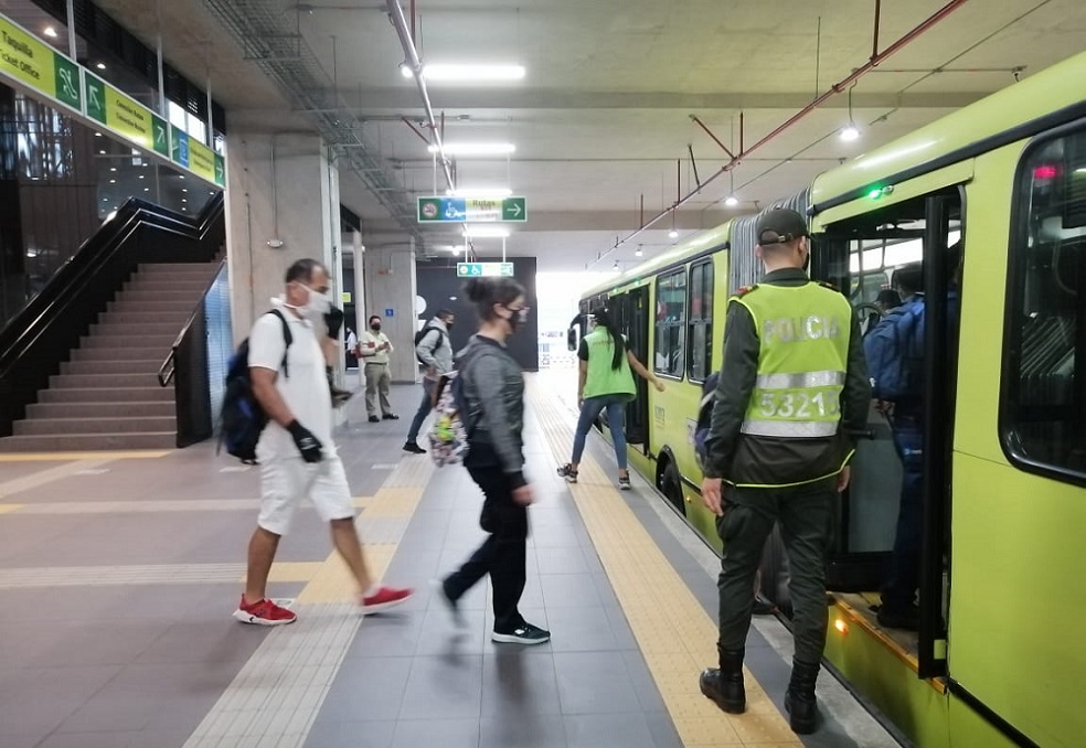 Conductores de Metrolínea (Bucaramanga) entran en paro indefinido por falta de pagos