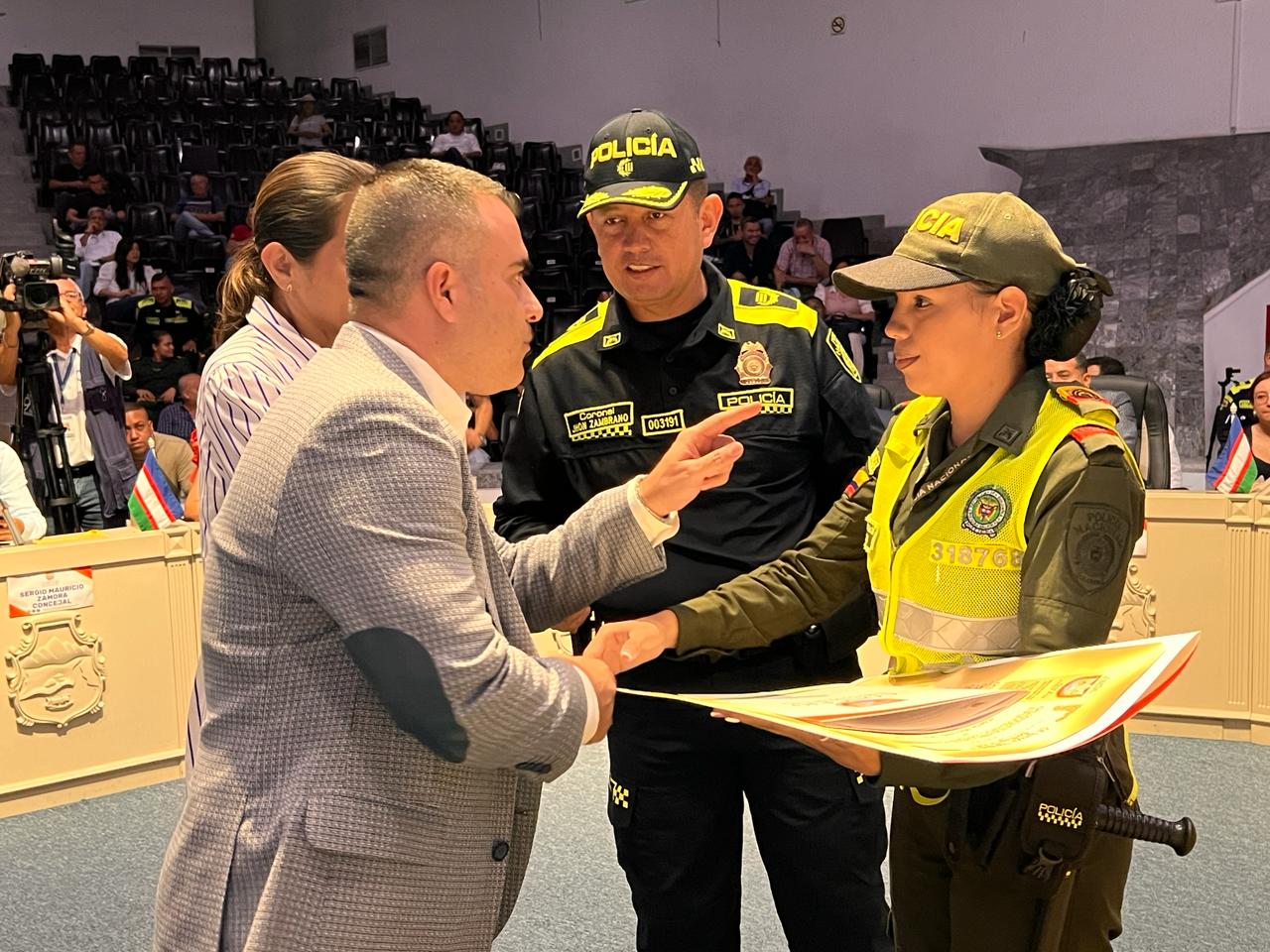 Condecoraron a auxiliar de la Policía que salvó a mujer en el MIO de Cali