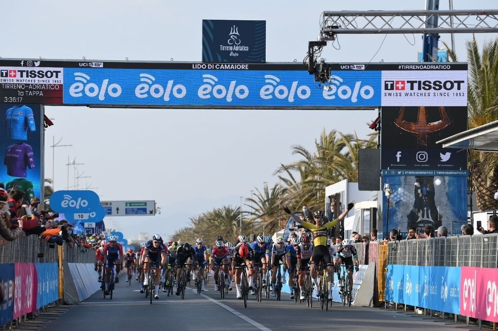 Wout Van Aert le ganó a Fernando Gaviria la primera etapa de La Tirreno Adriático