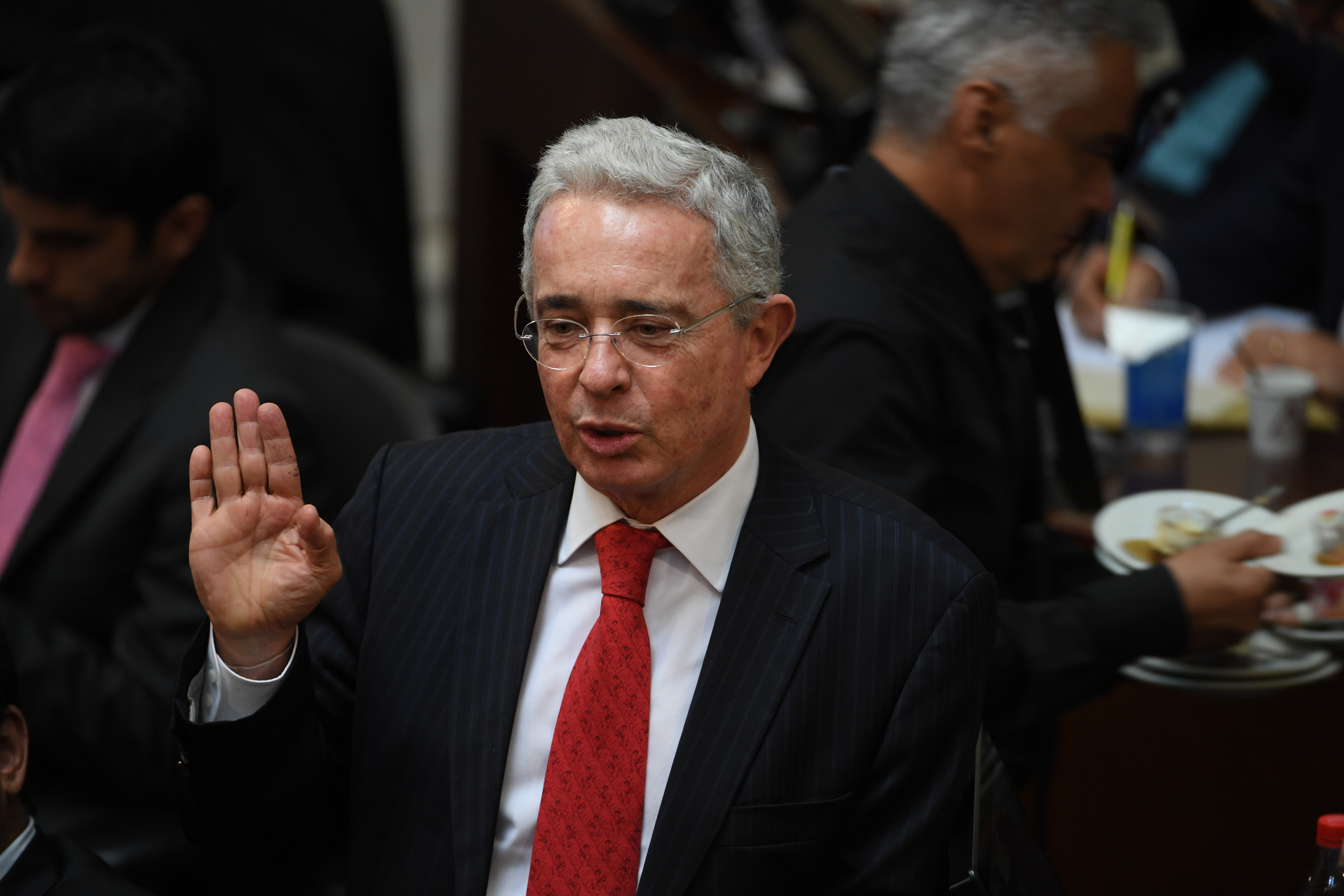 “Una cosa es exigir resultados y otra promover delitos”: Uribe por falsos positivos