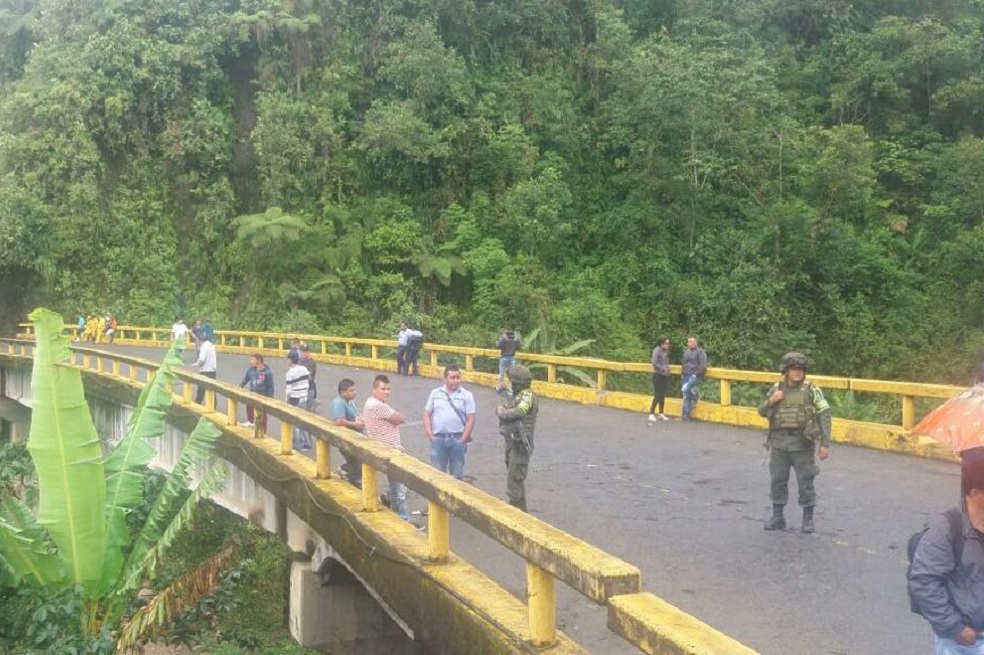 Tráfico restringido en la vía a Tumaco por reparación del puente La Armada