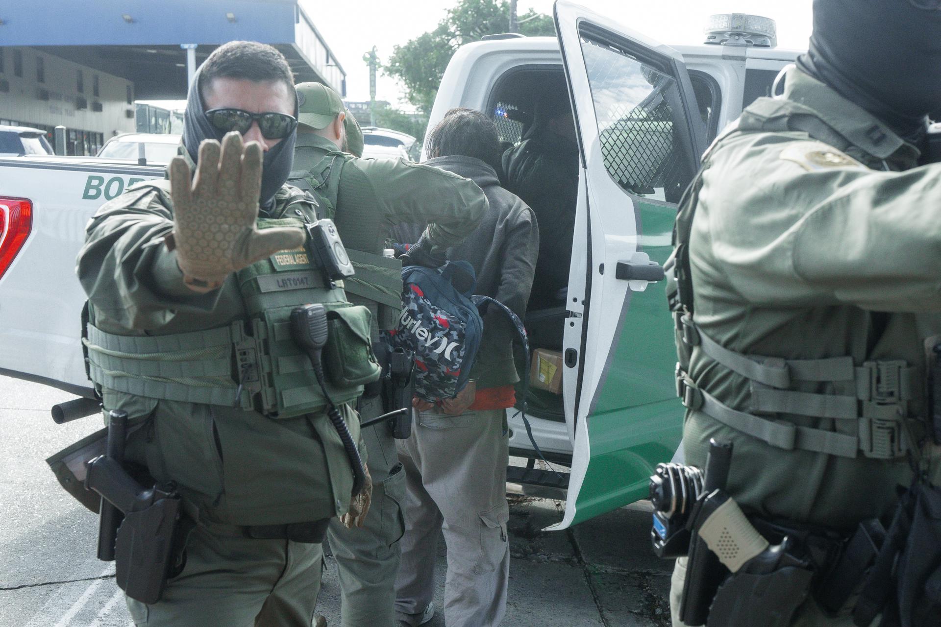NEW ORLEANS (United States), 03/12/2025.- Border Patrol officers make arrests in New Orleans, Louisiana, USA, 03 December 2025. About 250 federal Border Patrol agents are deployed to New Orleans and surrounding areas as part of a large-scale immigration enforcement operation dubbed 'Catahoula Crunch'. (Nueva Orleáns) EFE/EPA/OLGA FEDOROVA