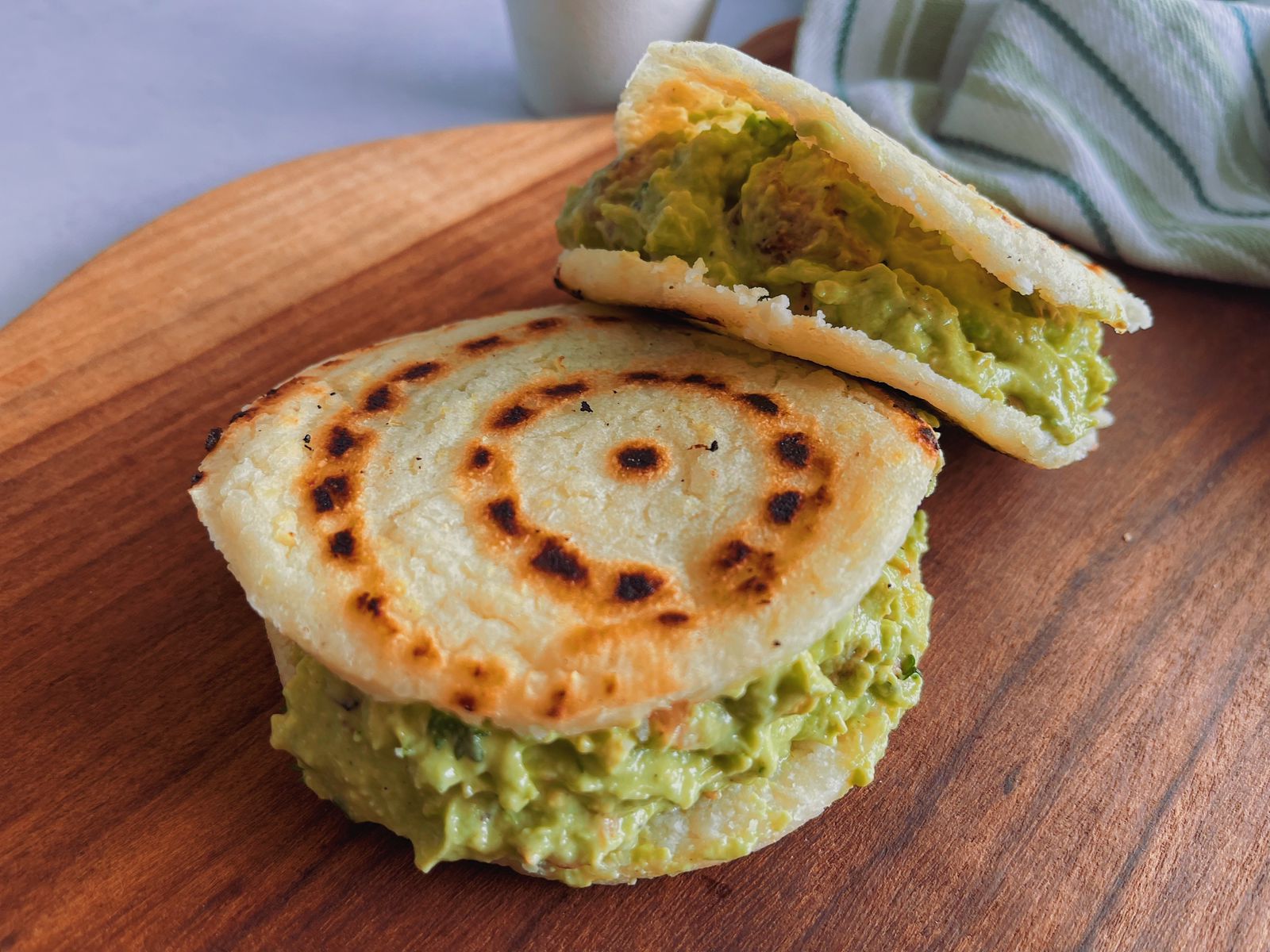 Con aguacate y pollo: así se prepara esta arepa rellena latinoamericana
