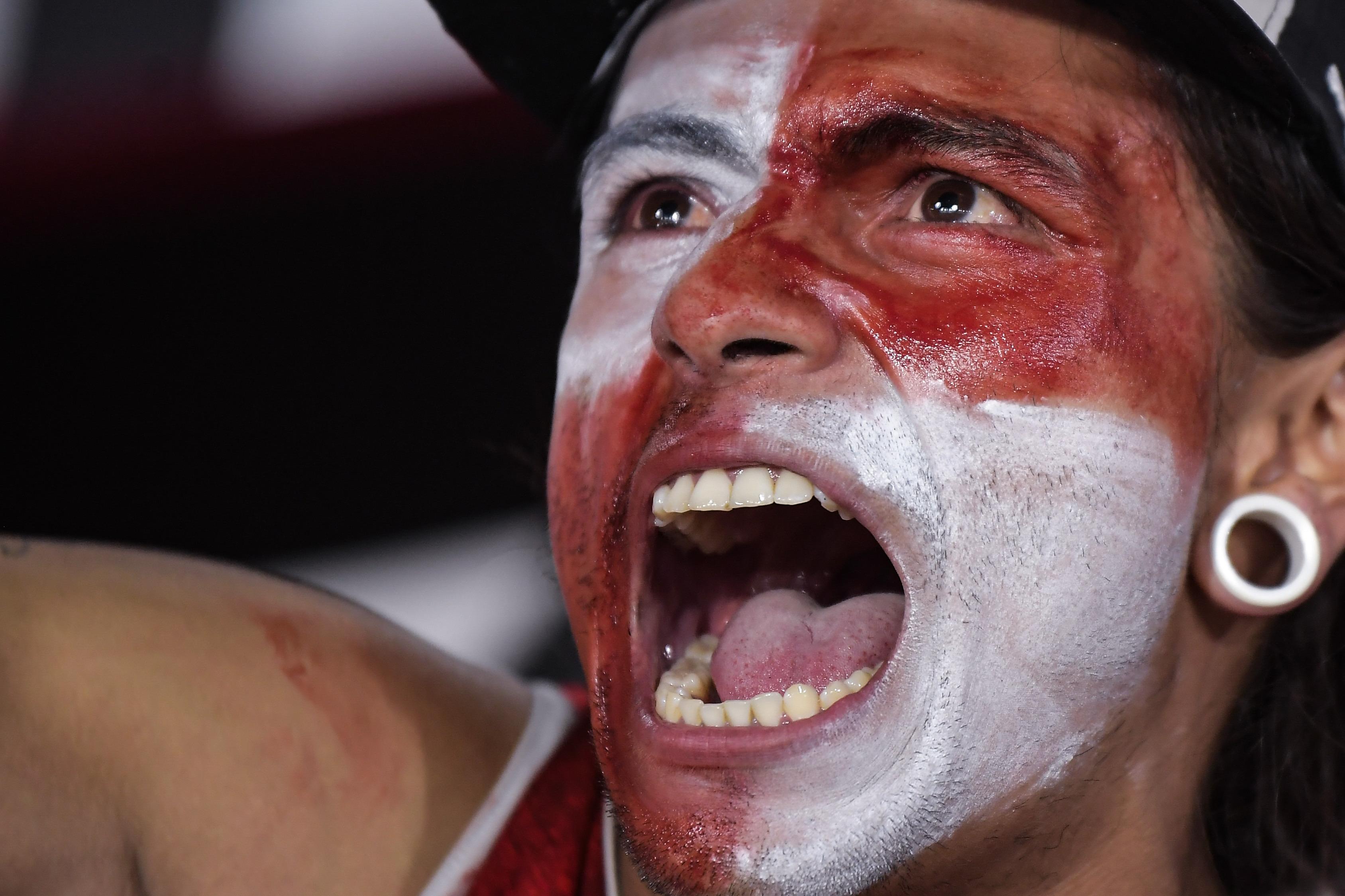 A pesar de la desventaja numérica, el embajador insistió y en el 90+1, Leonardo Castro marcó su doblete para poner el definitivo 3-2, que celebró la hinchada de Santa Fe.
