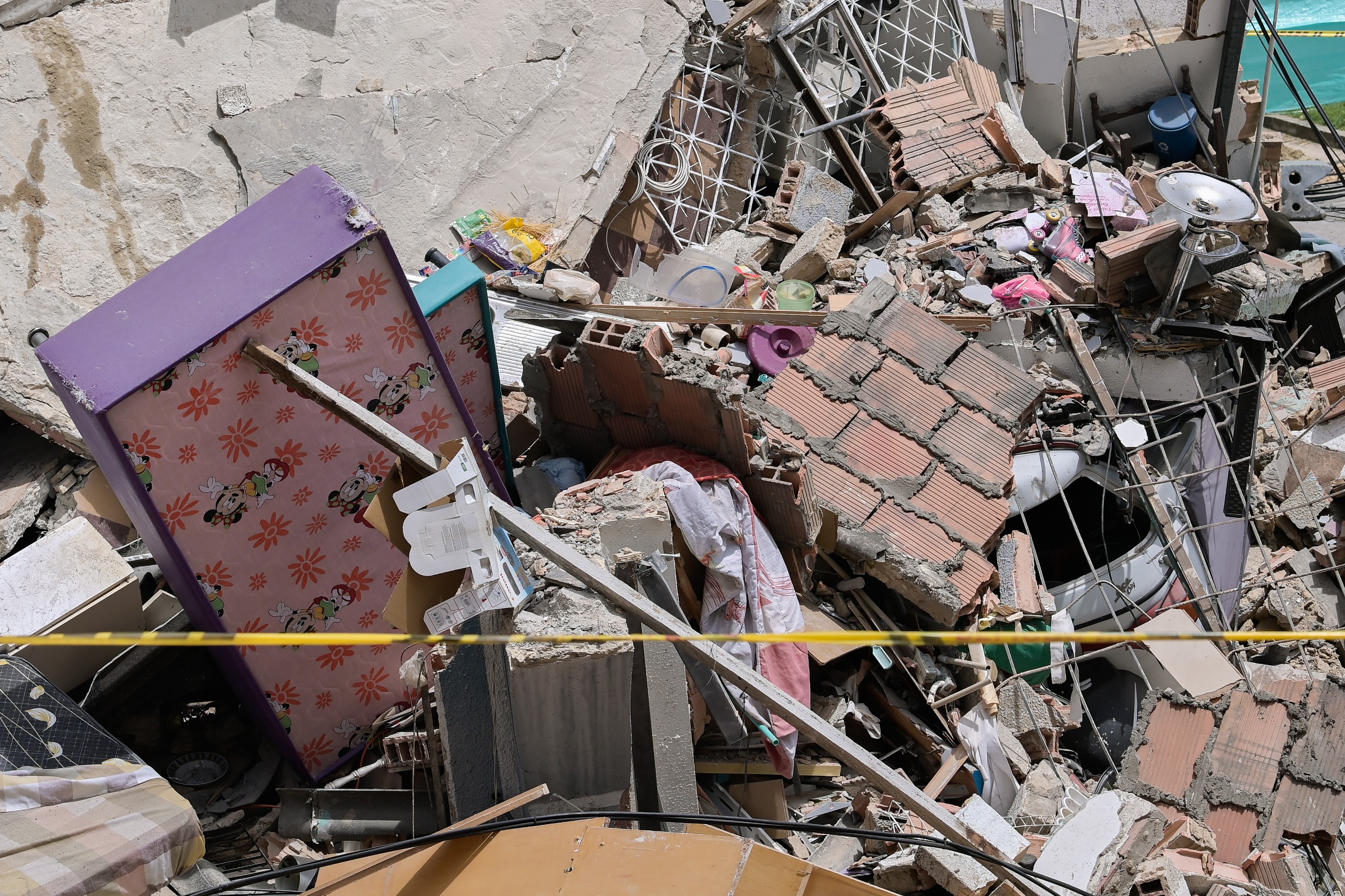 14 viviendas aledañas fueron evacuadas mientras las autoridades adelantan los estudios pertinentes para evaluar los riesgos asociados al colapso.