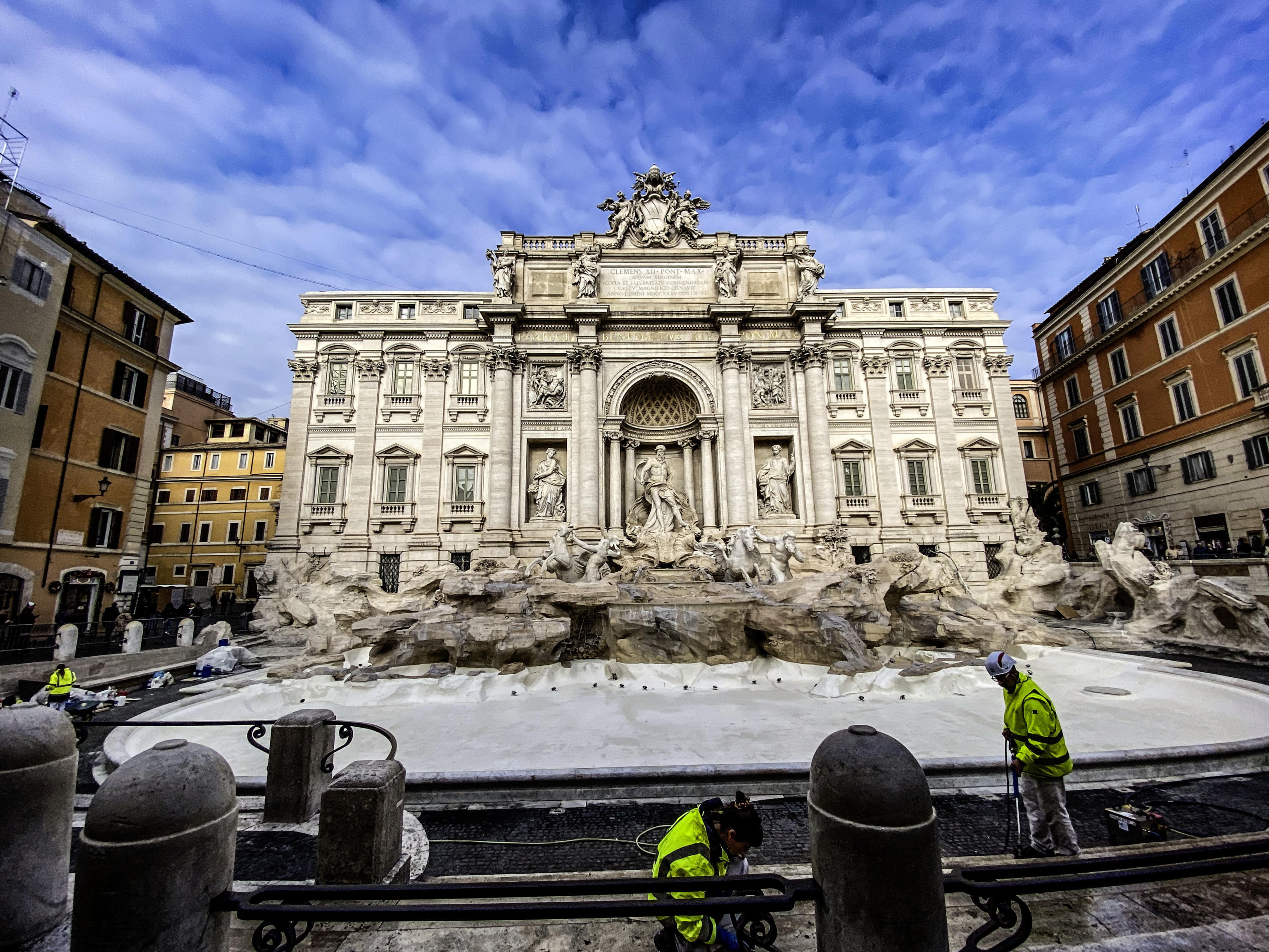 En fotos: Retiran la pasarela de la Fontana de Trevi tras la restauración