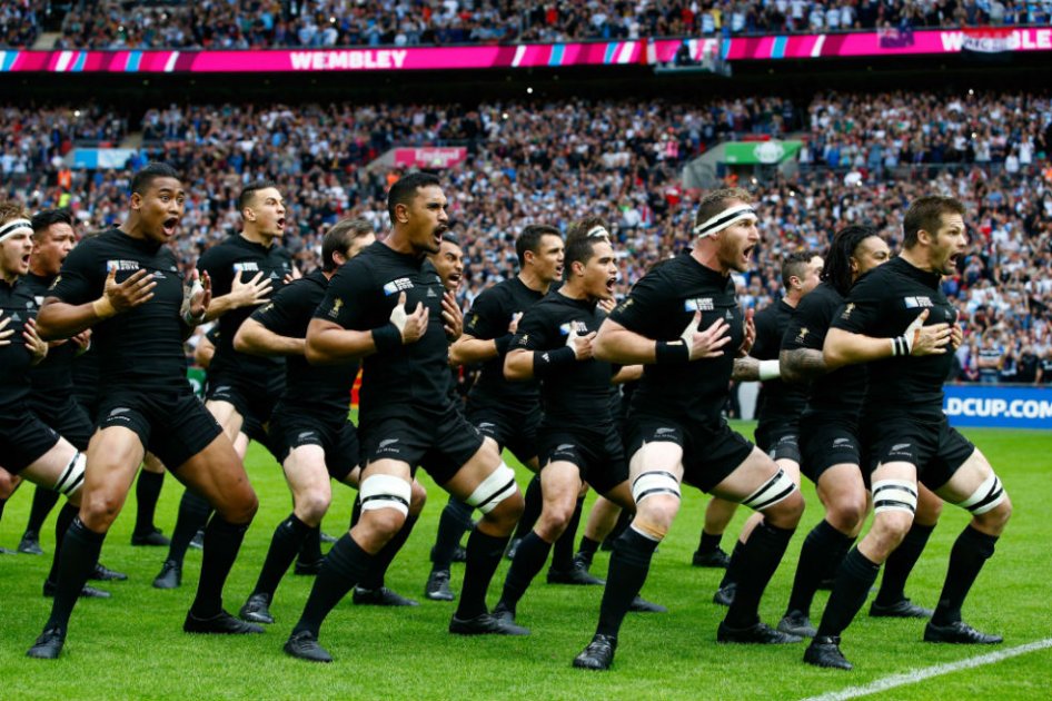 Richie McCaw lidera el haka realizado por los All Blacks. Foto: AFP